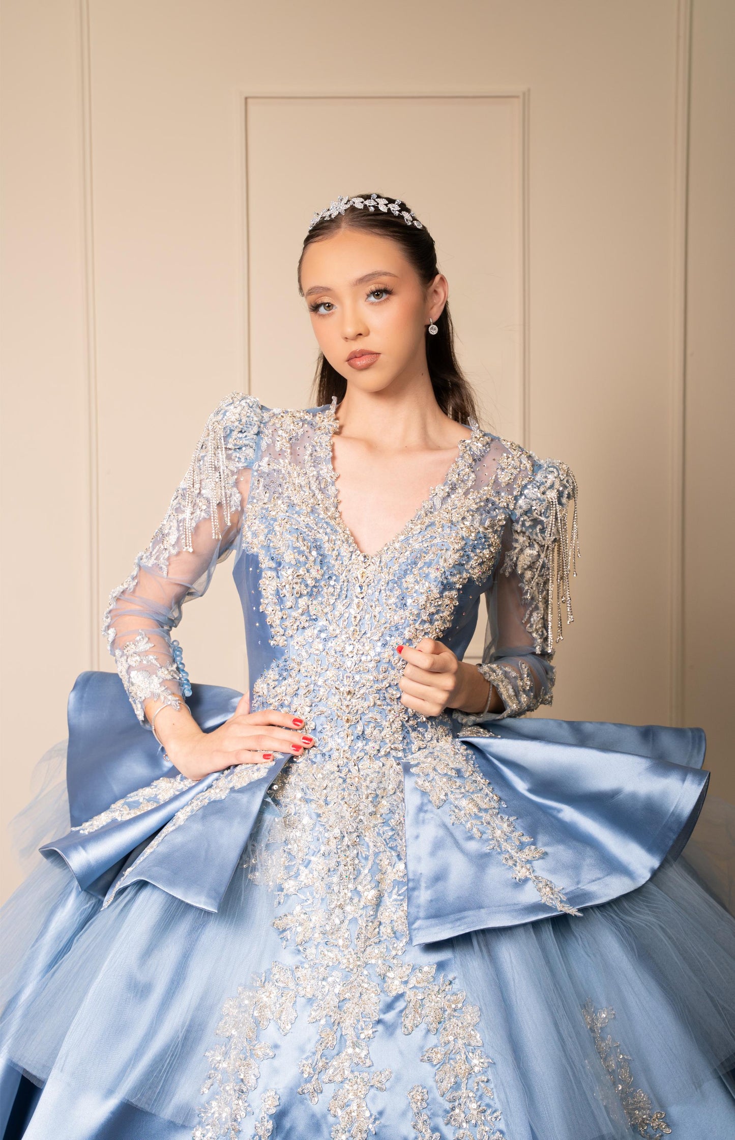 Vestido de XV Años Azul Gris de Manga Larga con Cauda y Espalda Descubierta