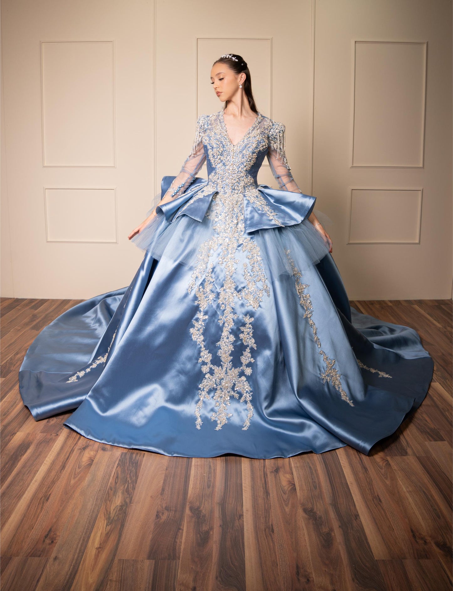 Vestido de XV Años Azul Gris de Manga Larga con Cauda y Espalda Descubierta