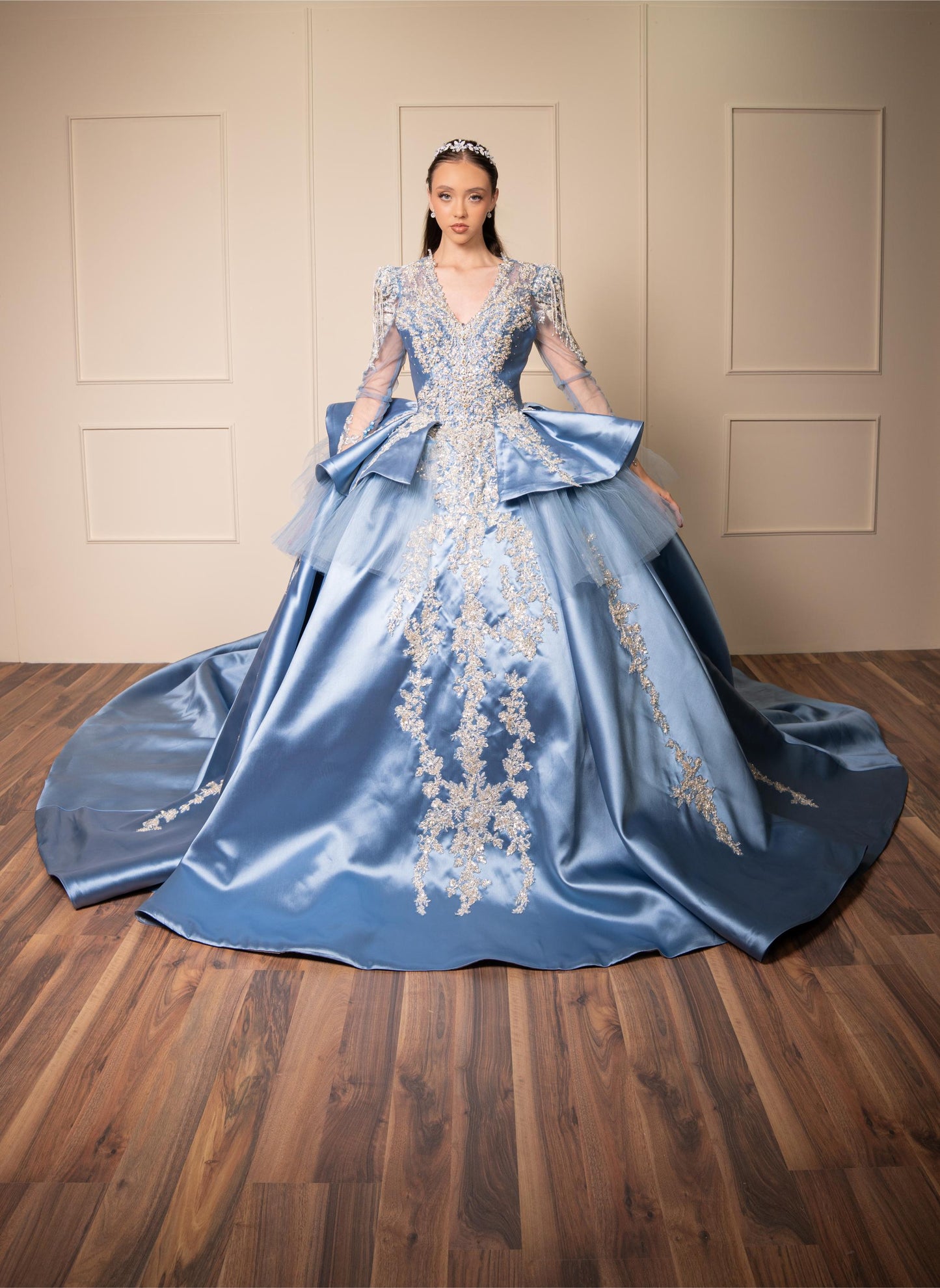 Vestido de XV Años Azul Gris de Manga Larga con Cauda y Espalda Descubierta