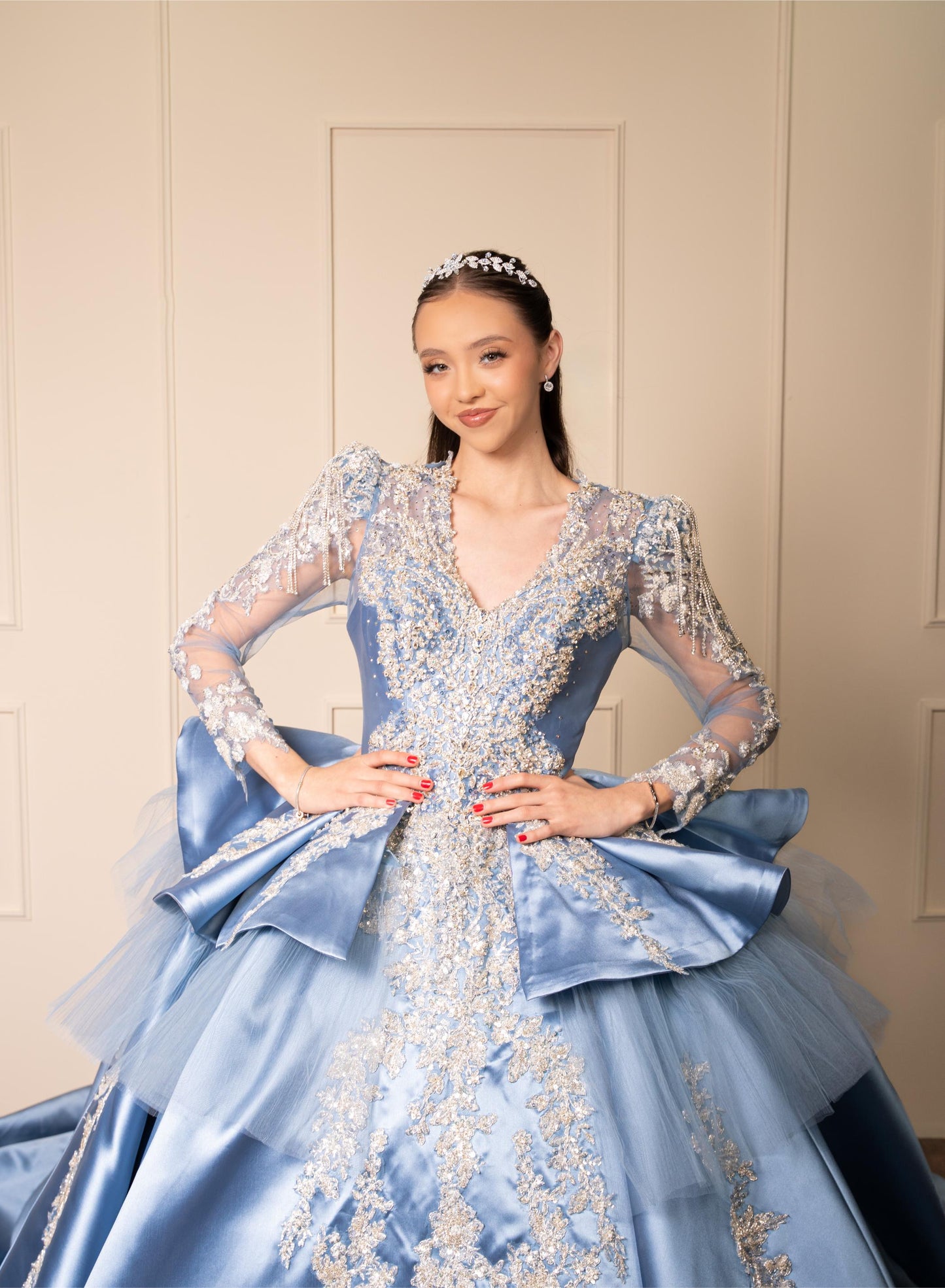 Vestido de XV Años Azul Gris de Manga Larga con Cauda y Espalda Descubierta