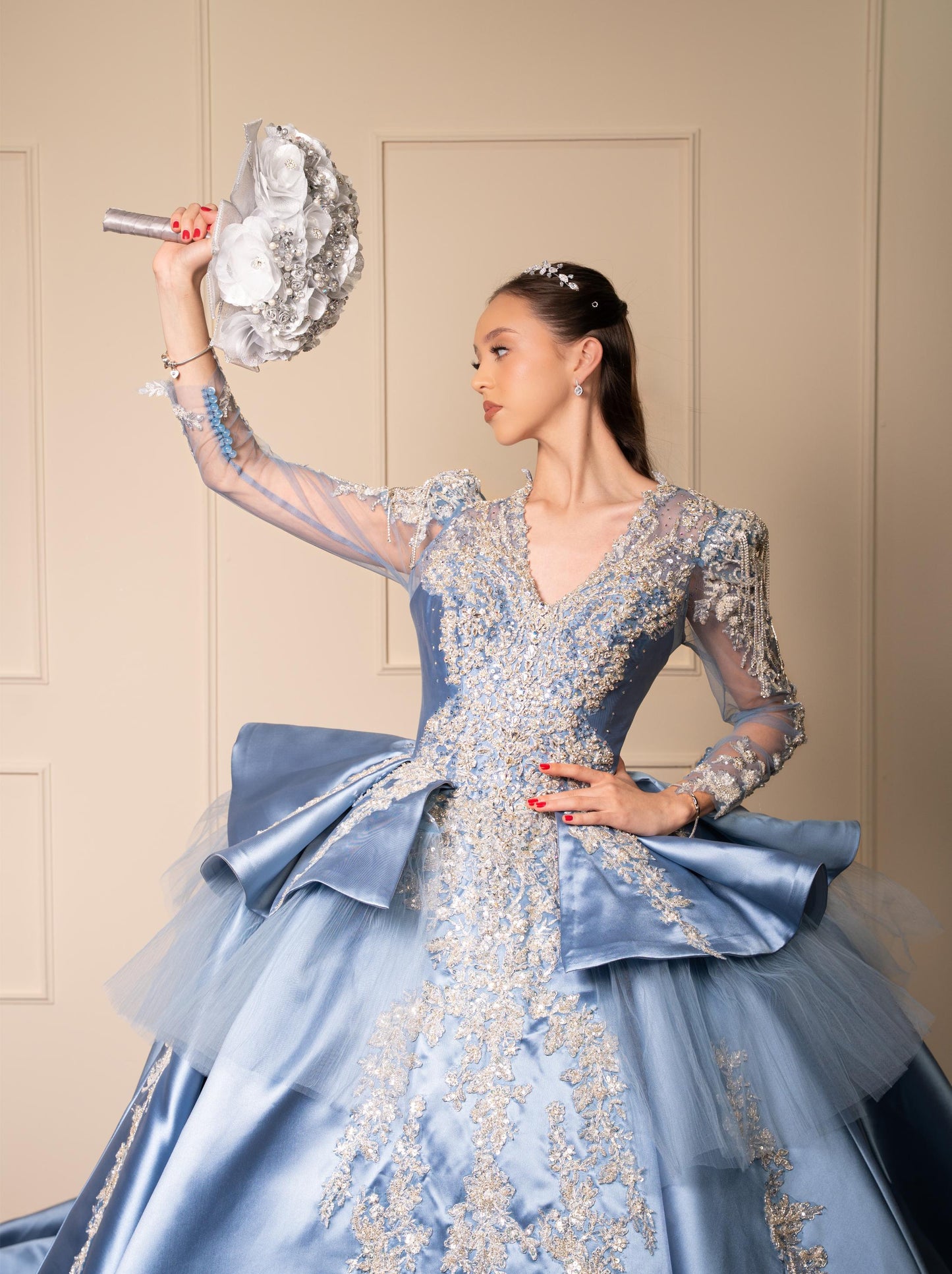 Vestido de XV Años Azul Gris de Manga Larga con Cauda y Espalda Descubierta