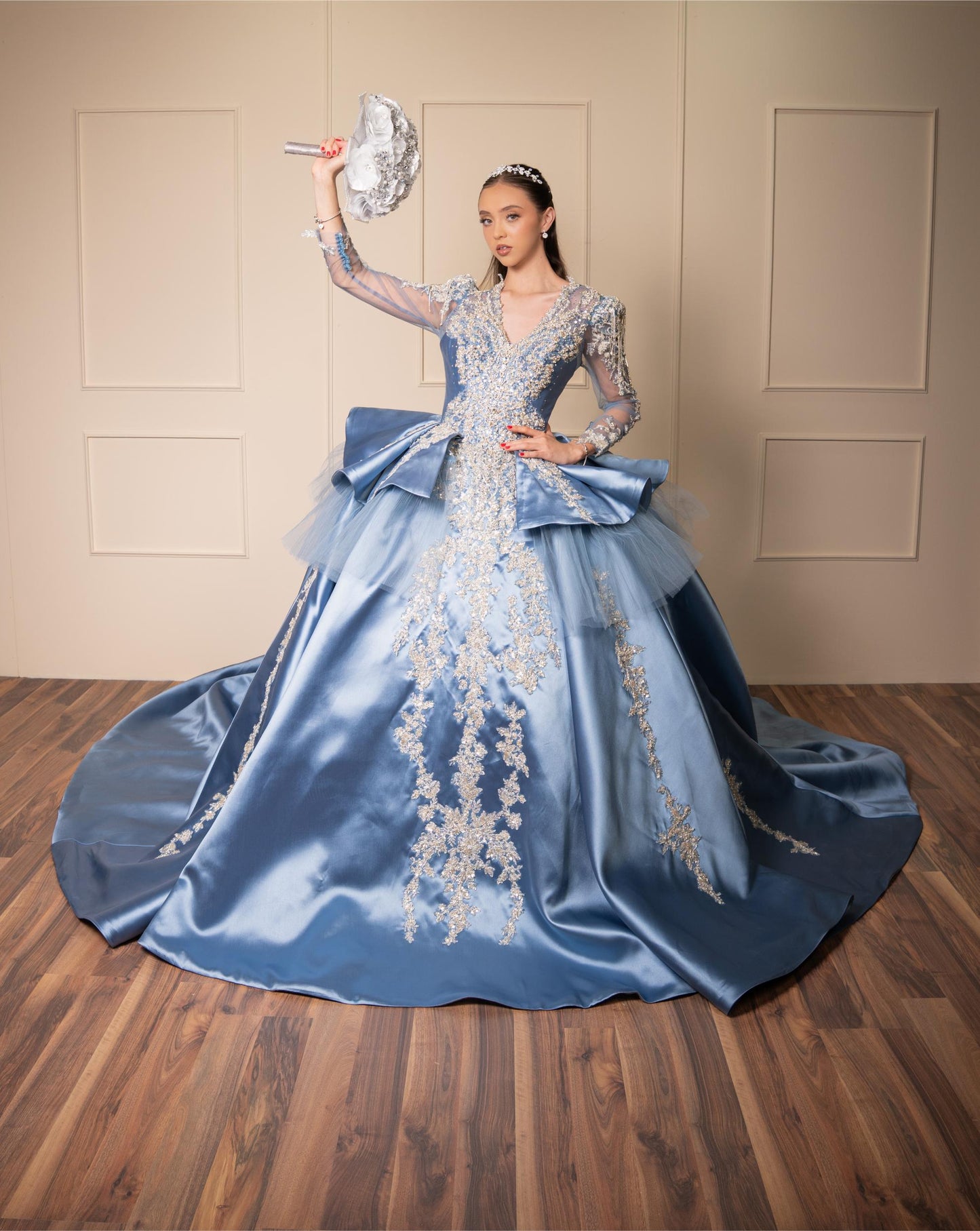 Vestido de XV Años Azul Gris de Manga Larga con Cauda y Espalda Descubierta