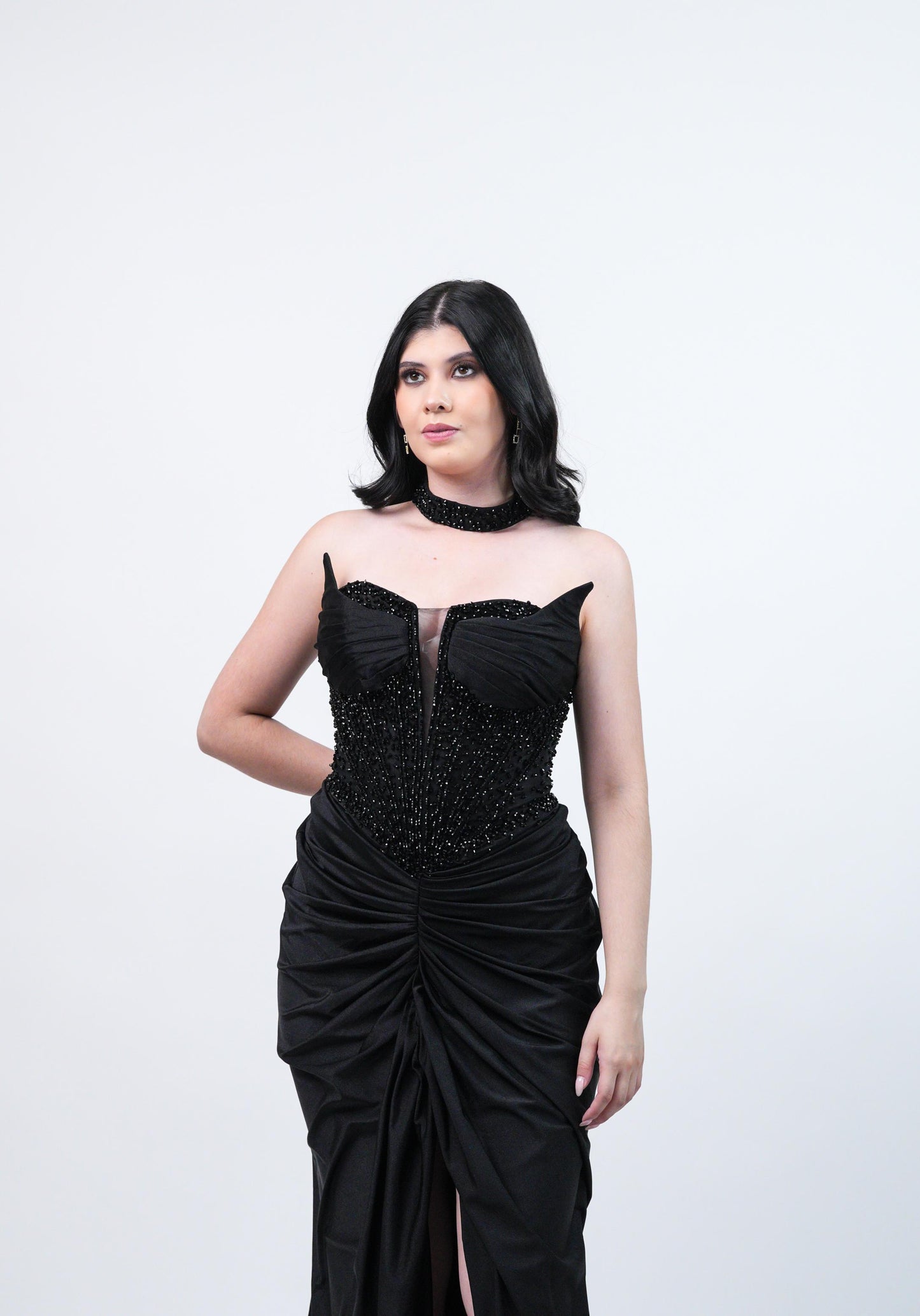 Vestido Negro Straple Piedras En Corset Corrugado