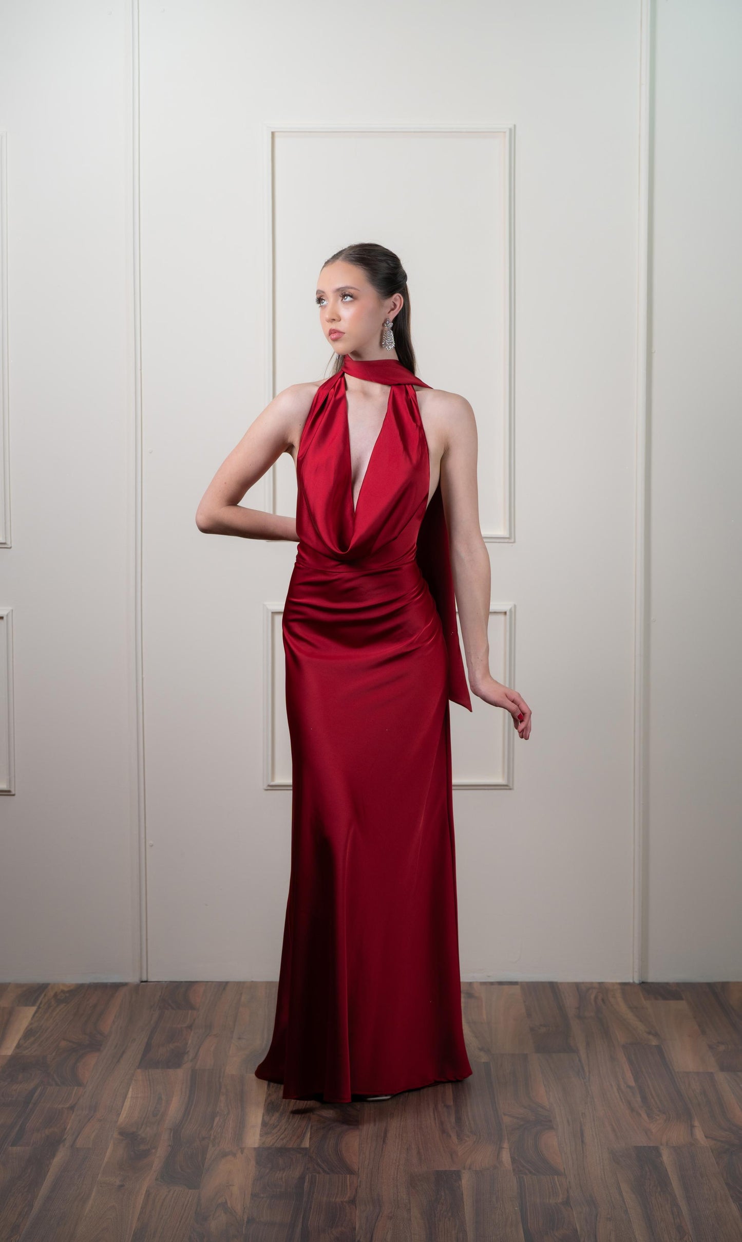 Vestido Vino Satin Escote Caido Espalda Descubierta