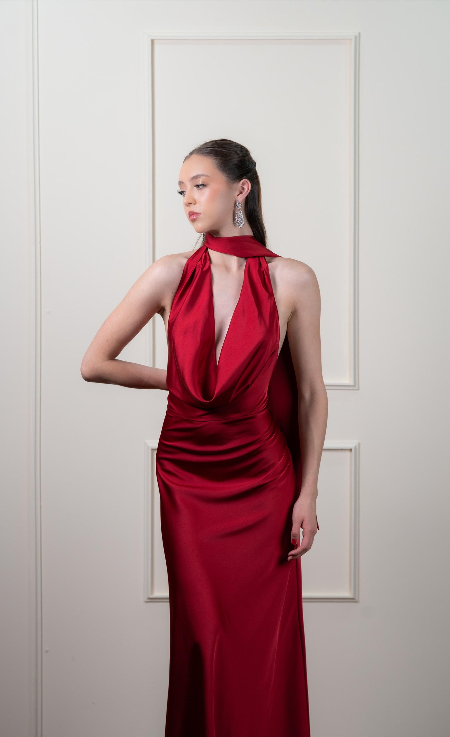 Vestido Vino Satin Escote Caido Espalda Descubierta