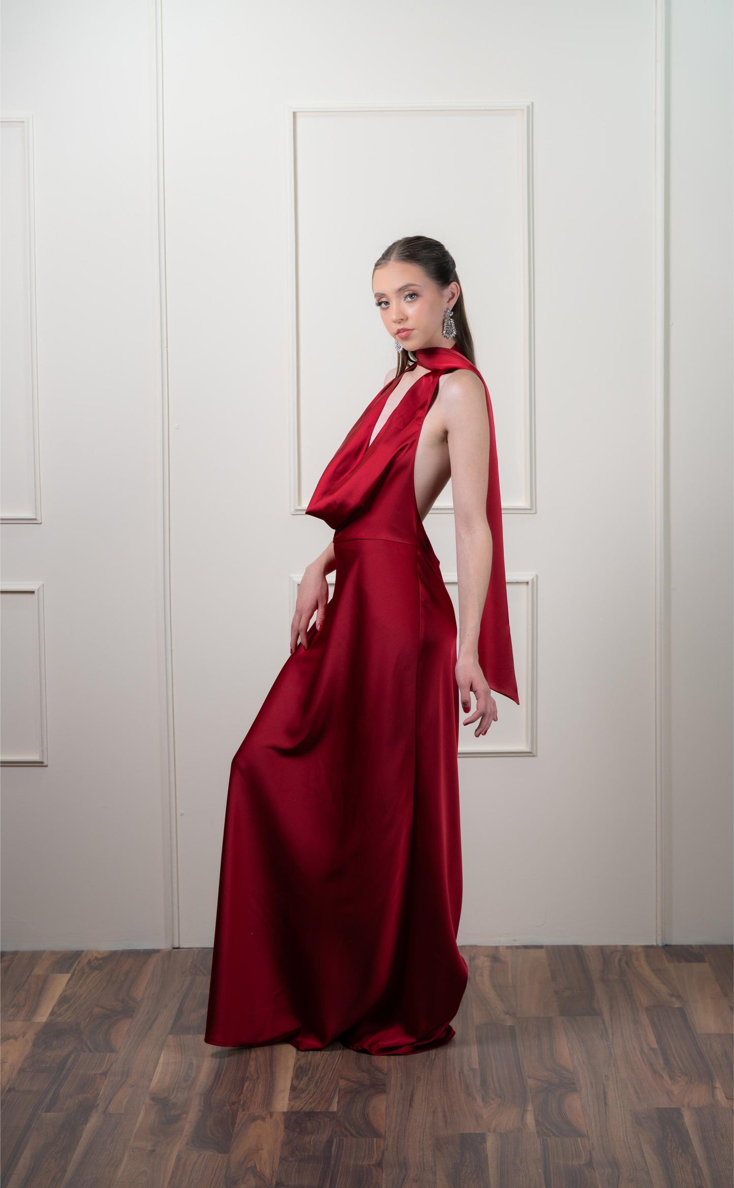 Vestido Vino Satin Escote Caido Espalda Descubierta