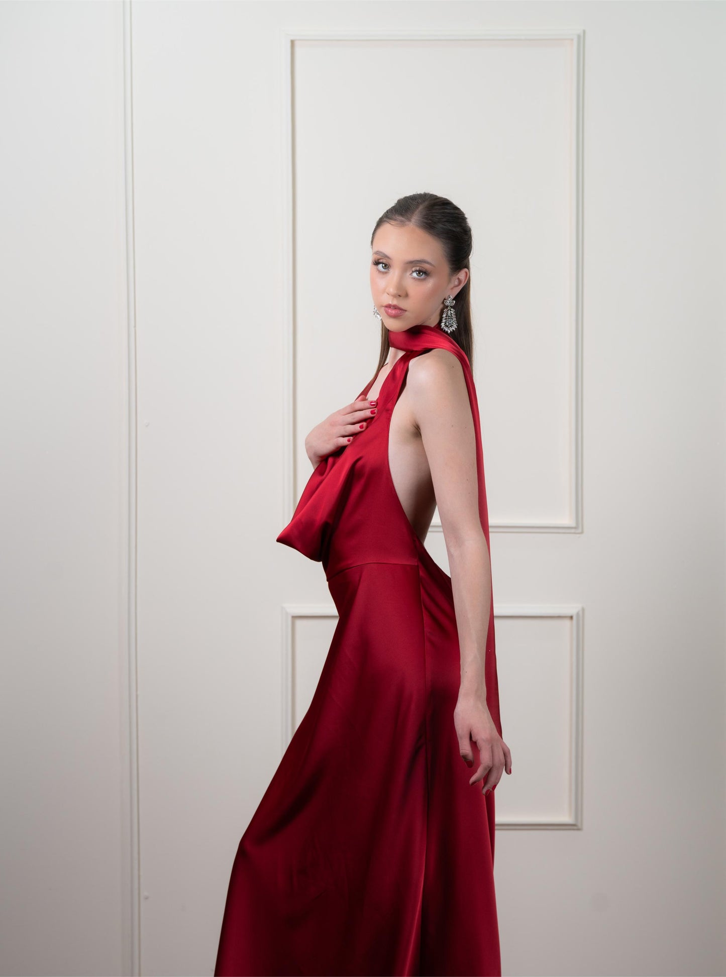 Vestido Vino Satin Escote Caido Espalda Descubierta