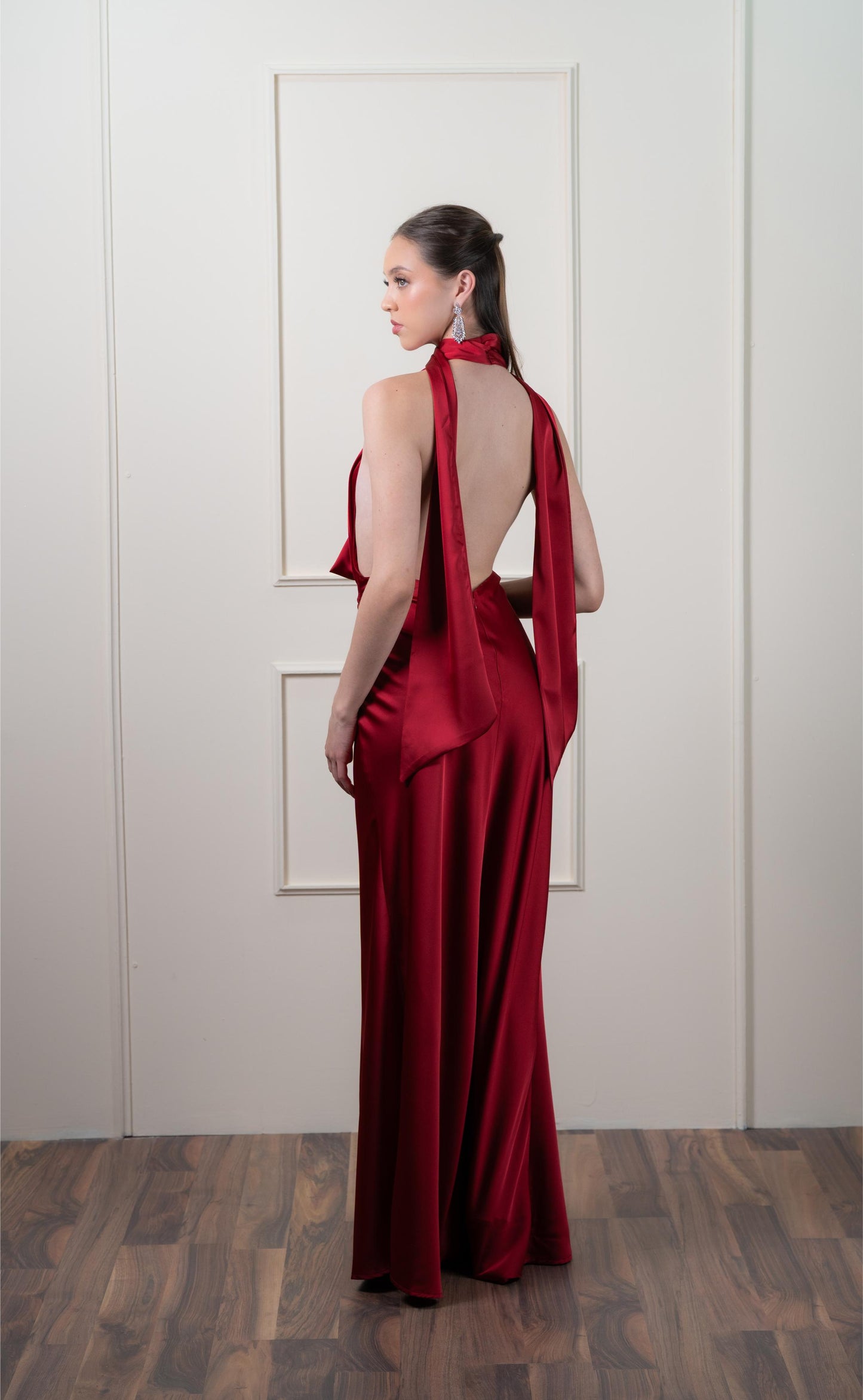 Vestido Vino Satin Escote Caido Espalda Descubierta