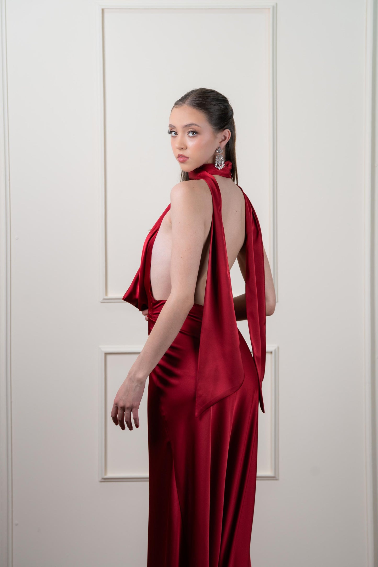 Vestido Vino Satin Escote Caido Espalda Descubierta