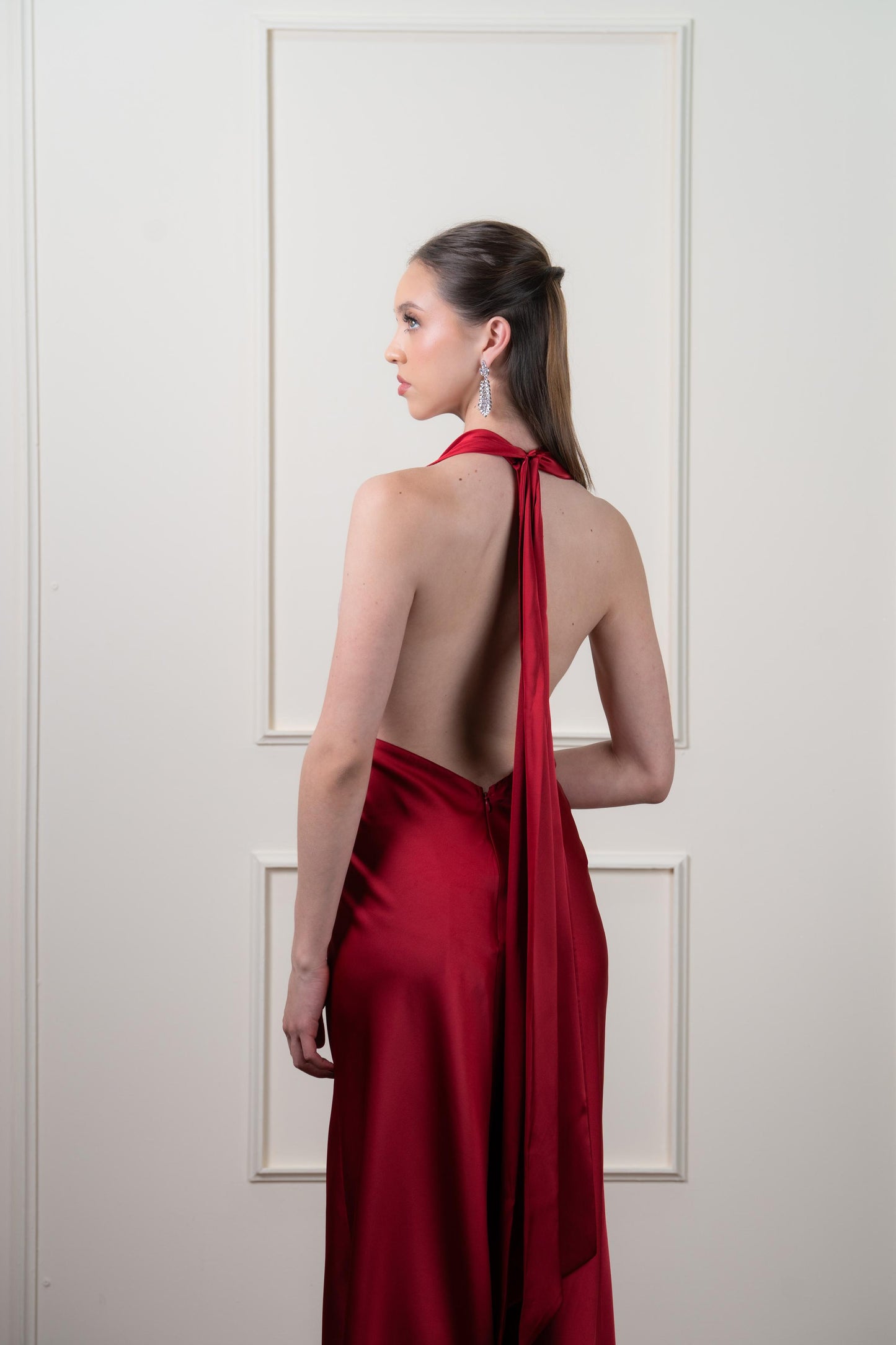 Vestido Vino Satin Escote Caido Espalda Descubierta