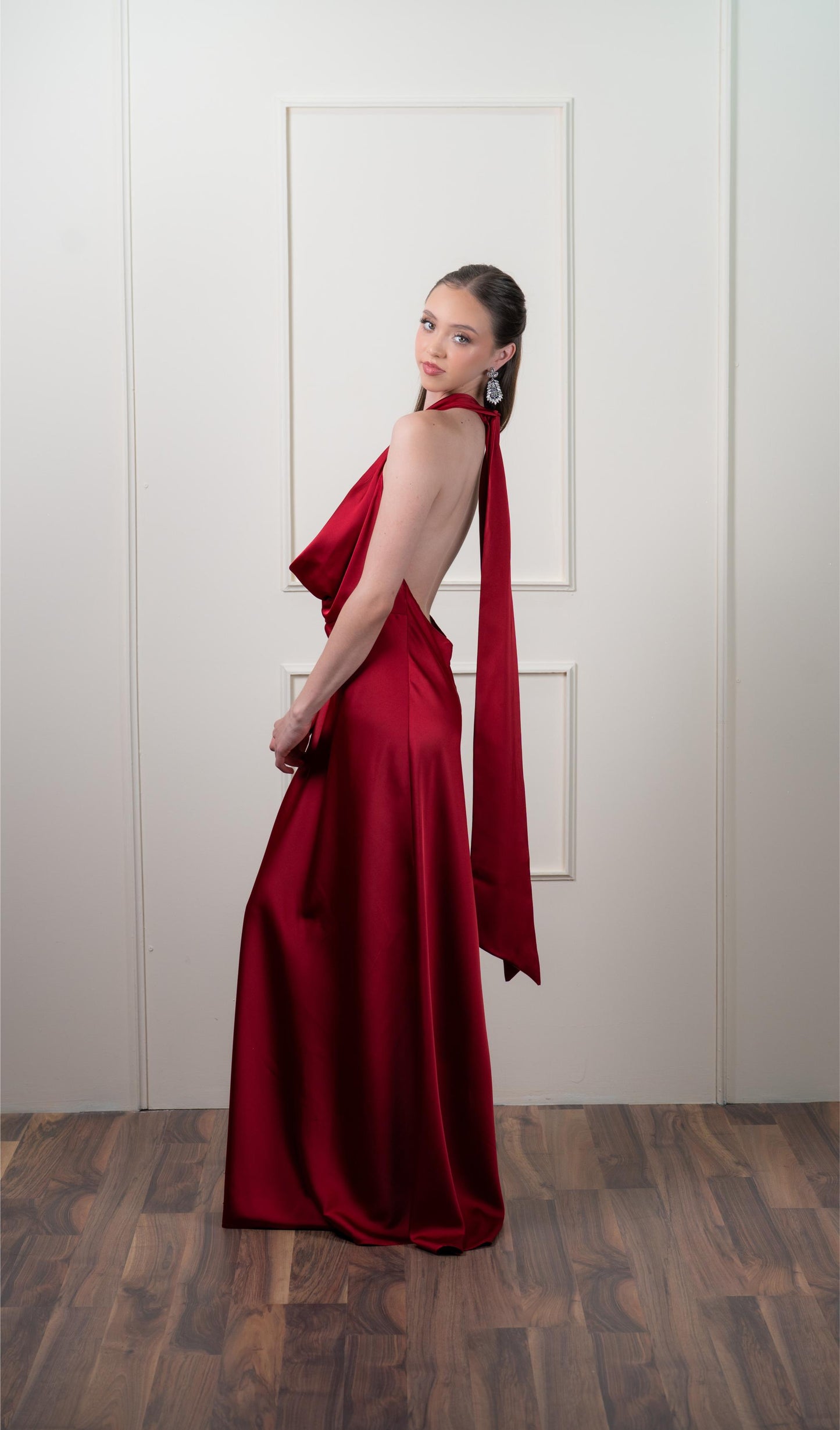 Vestido Vino Satin Escote Caido Espalda Descubierta