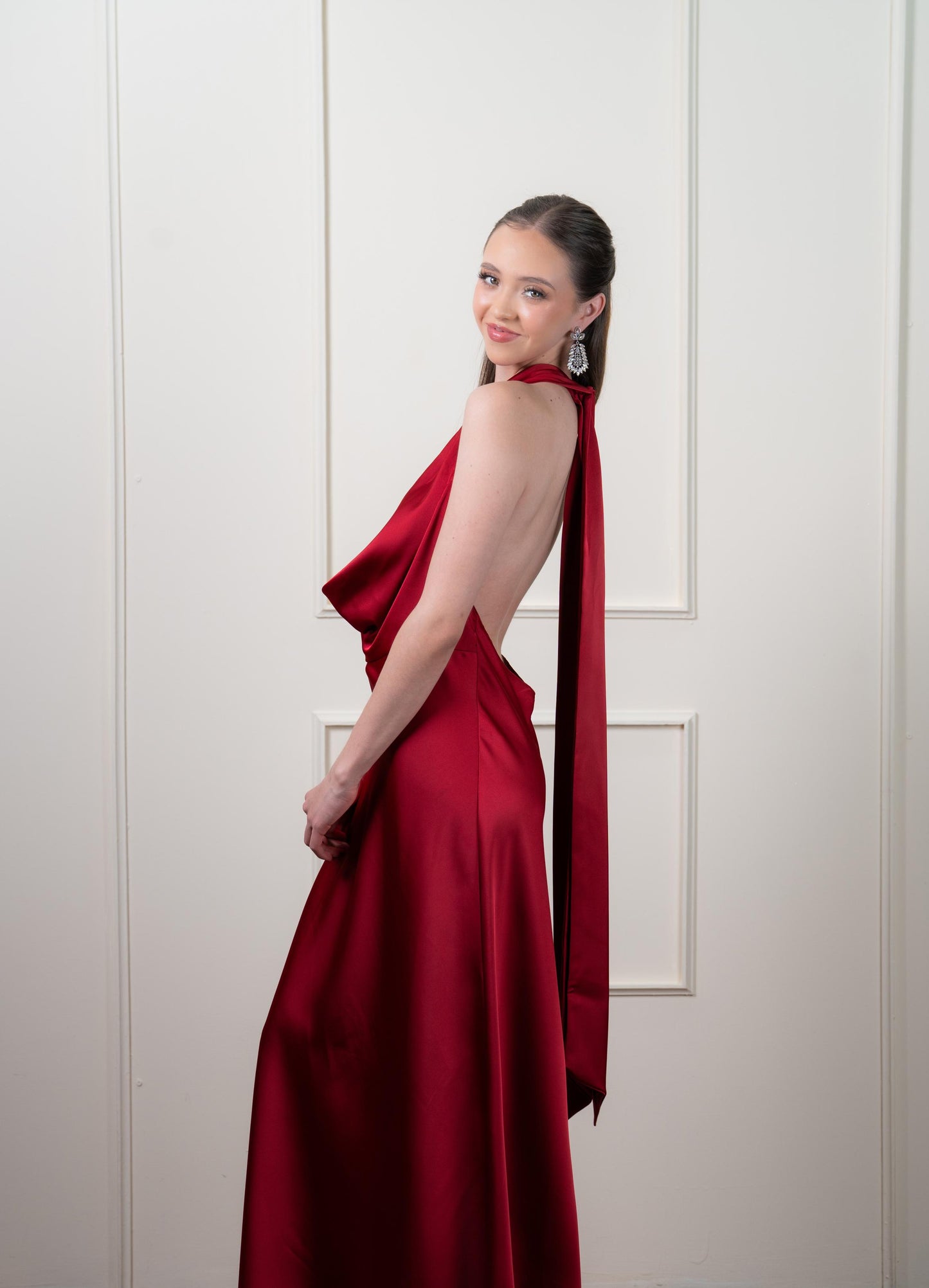 Vestido Vino Satin Escote Caido Espalda Descubierta