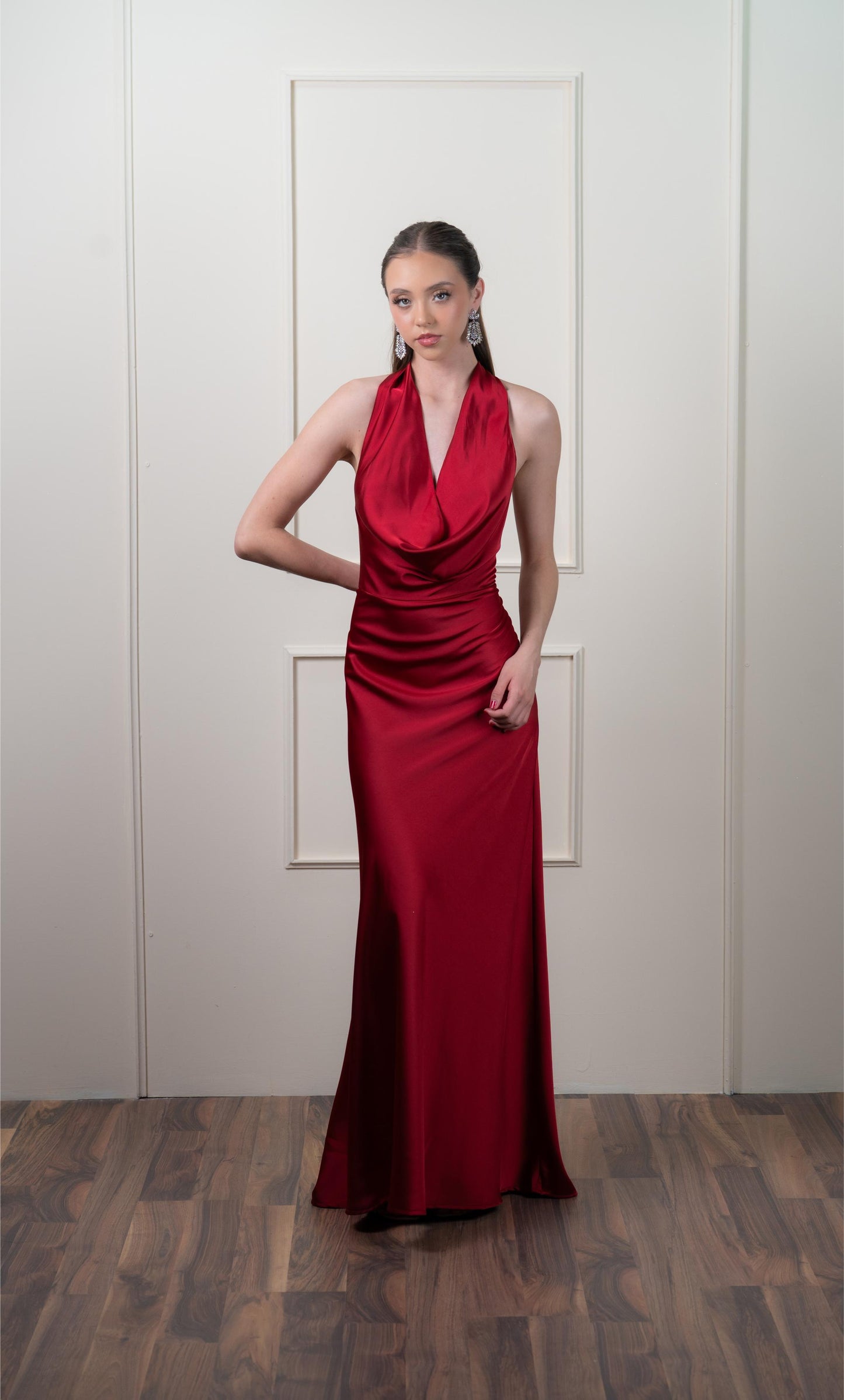 Vestido Vino Satin Escote Caido Espalda Descubierta