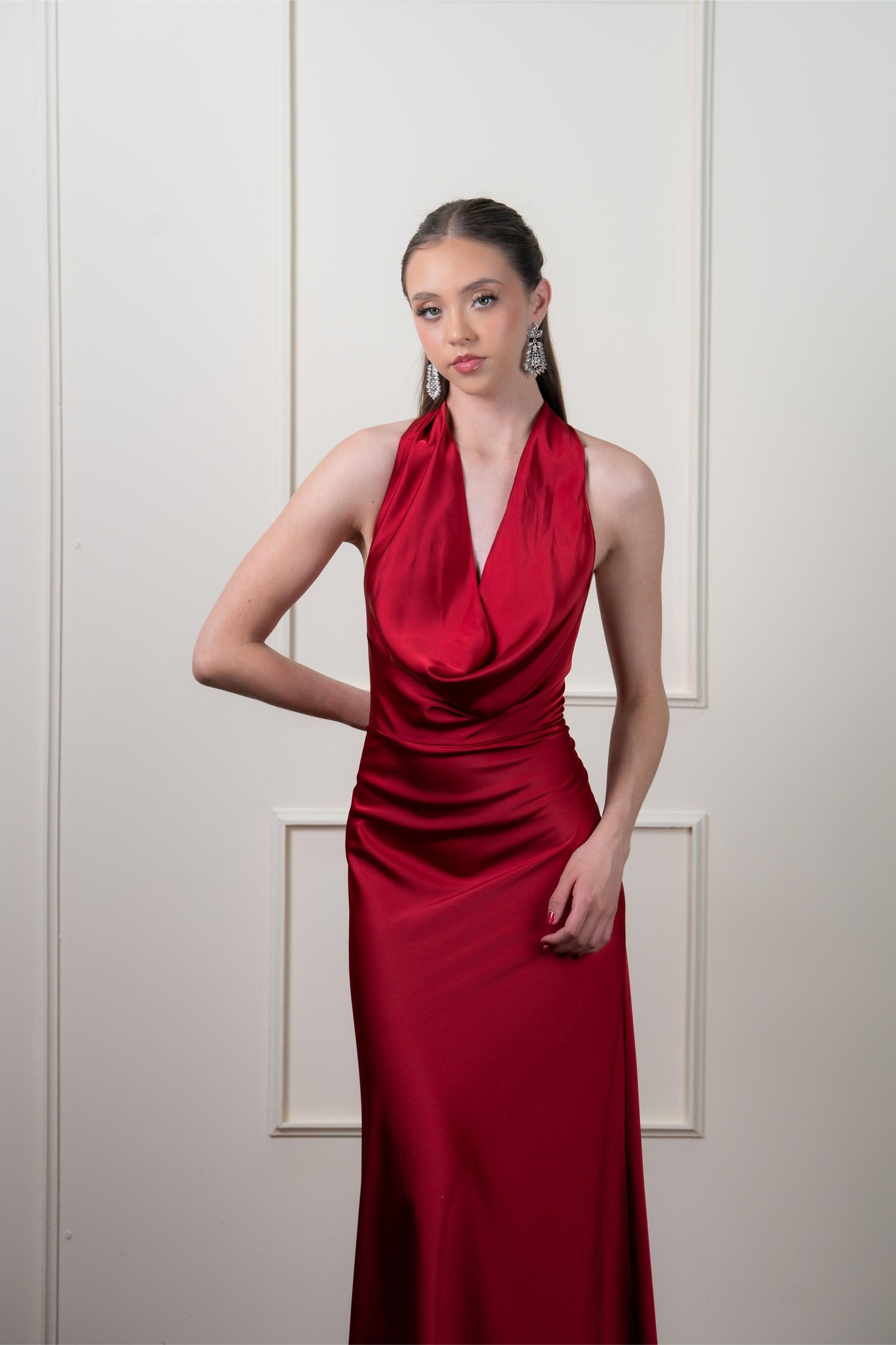 Vestido Vino Satin Escote Caido Espalda Descubierta