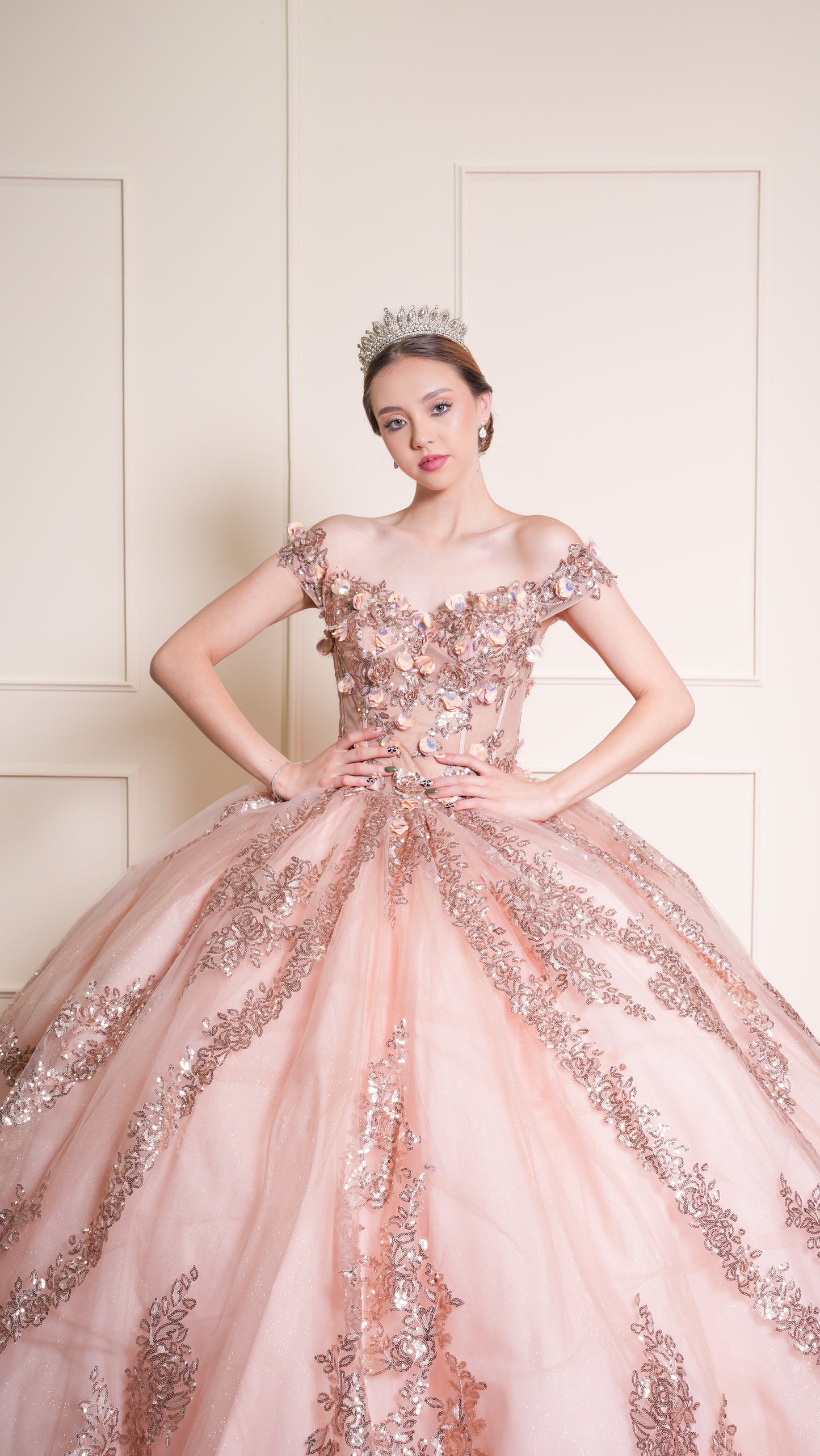 Vestido de XV Años Rose Gold Bordado en Falda y Flores en Corset Mangas Caídas