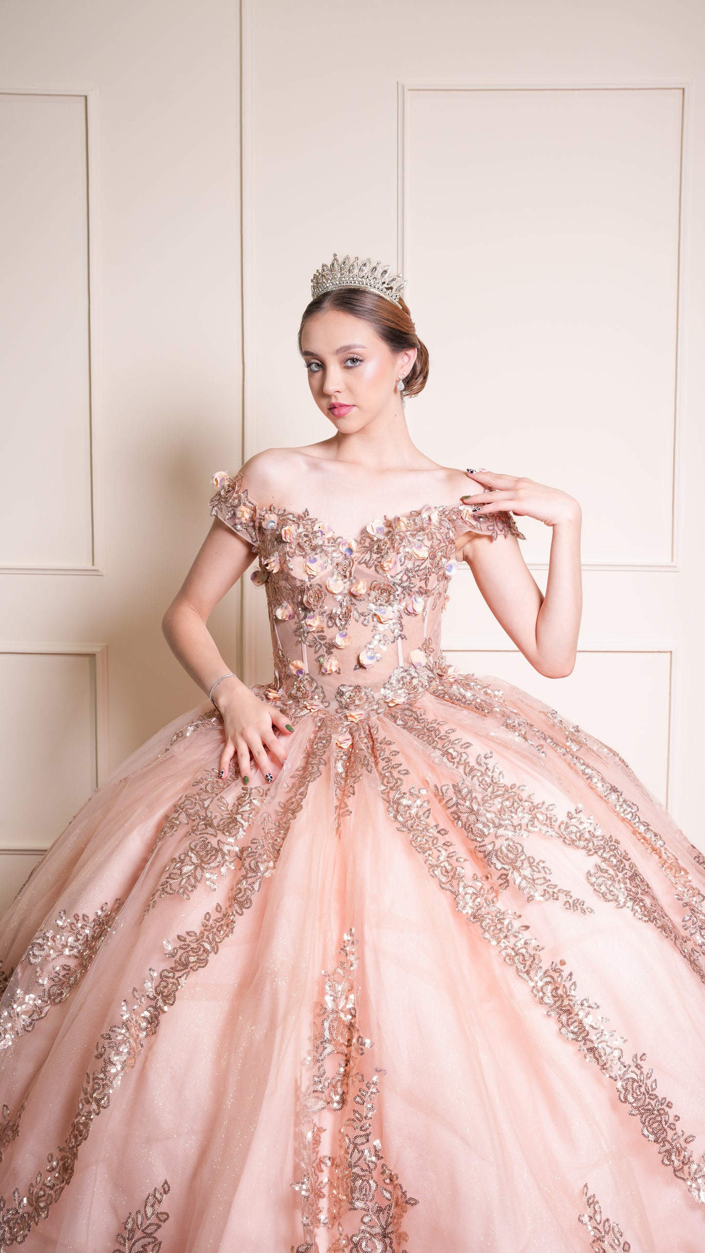 Vestido de XV Años Rose Gold Bordado en Falda y Flores en Corset Mangas Caídas
