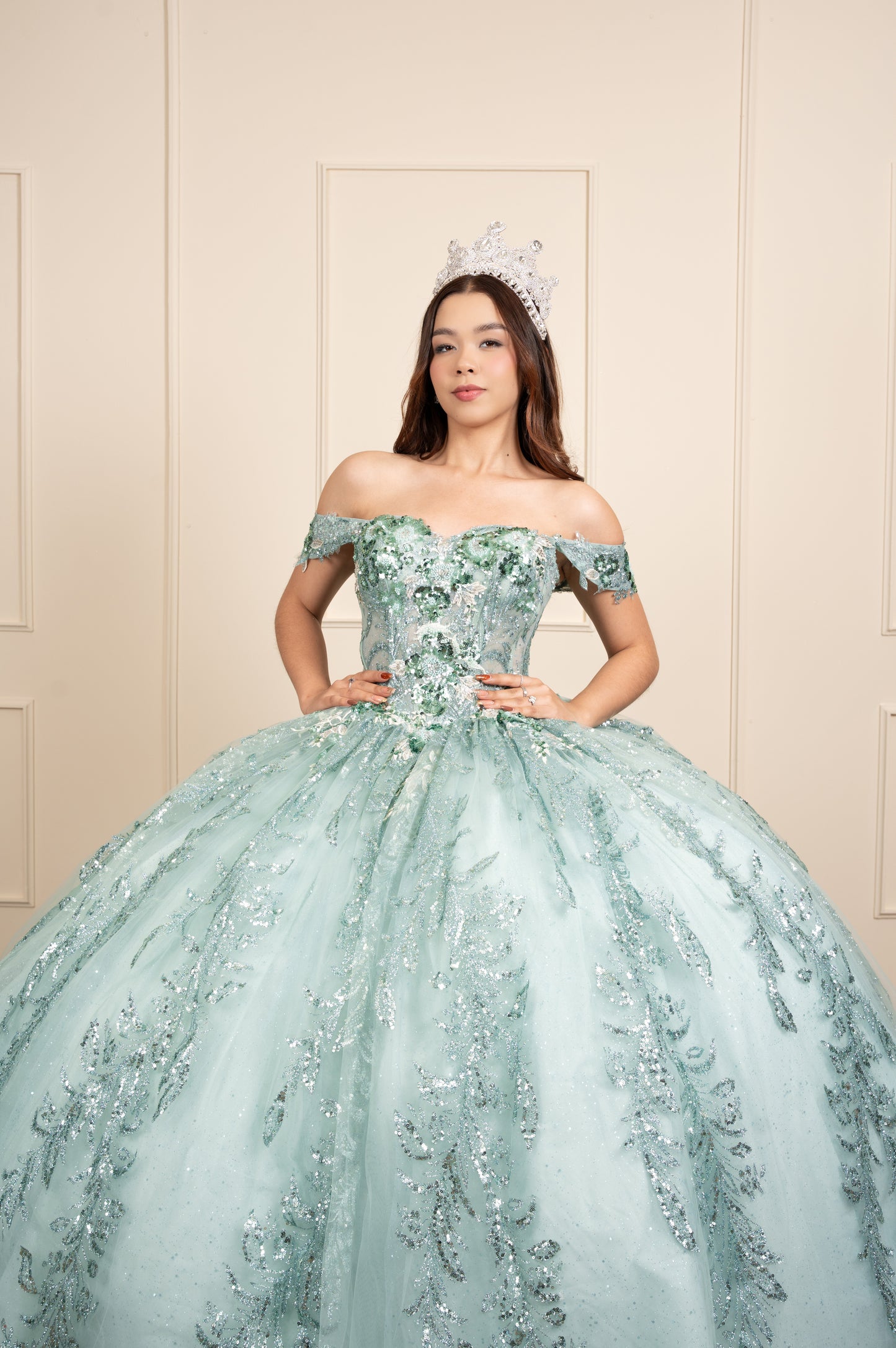 Vestido de XV Años Verde Menta Glitter Con Manga Caída