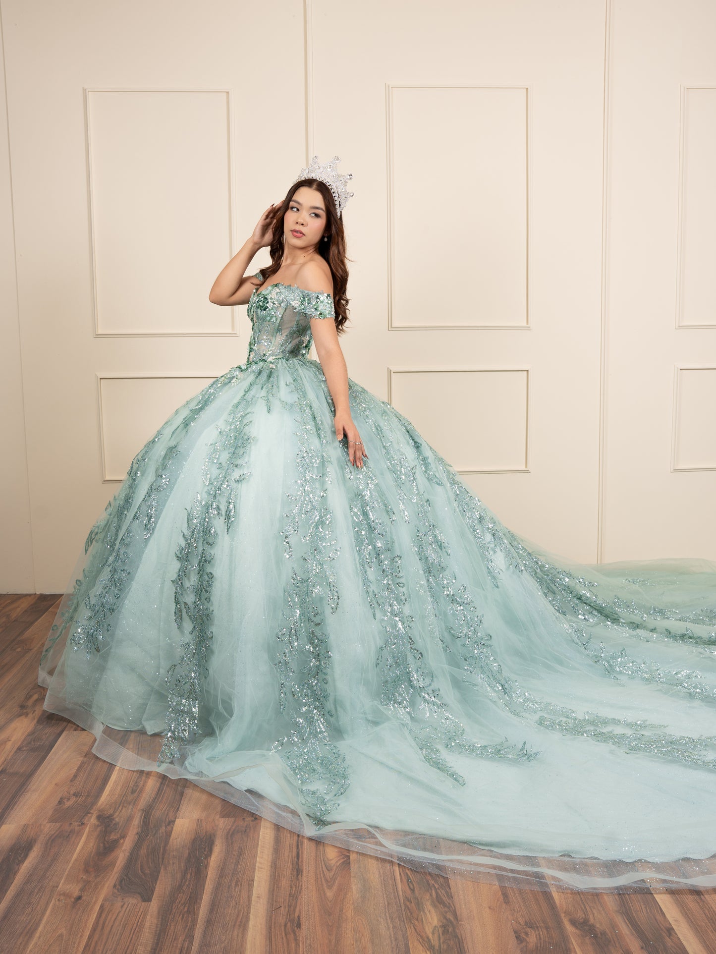 Vestido de XV Años Verde Menta Glitter Con Manga Caída