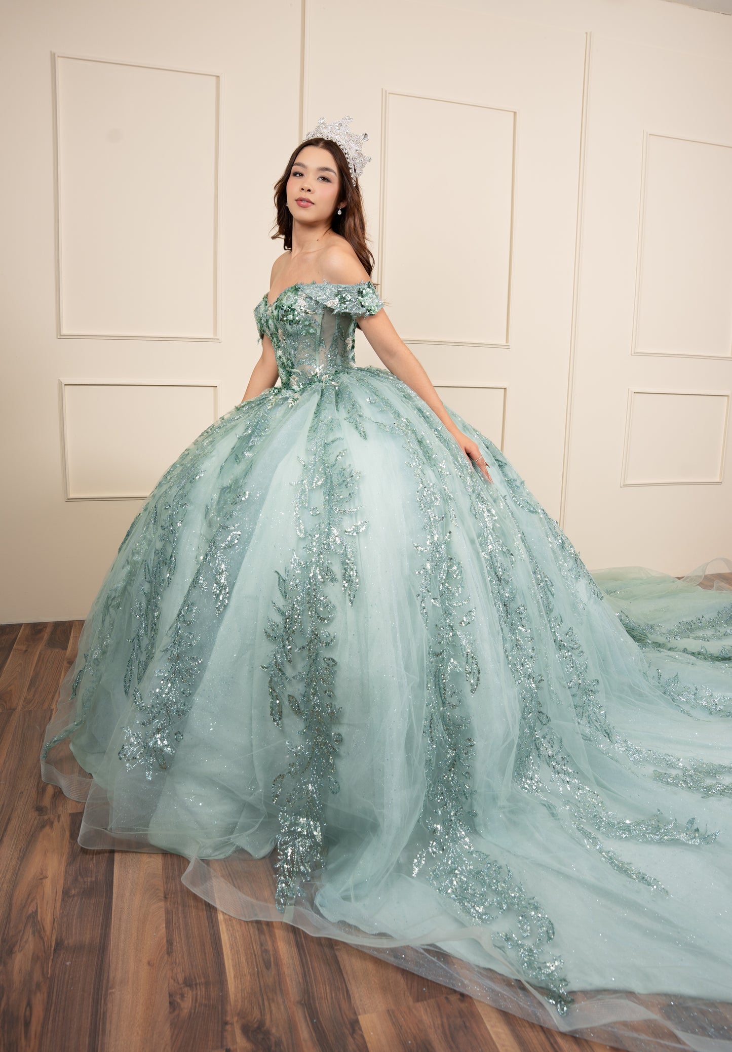 Vestido de XV Años Verde Menta Glitter Con Manga Caída