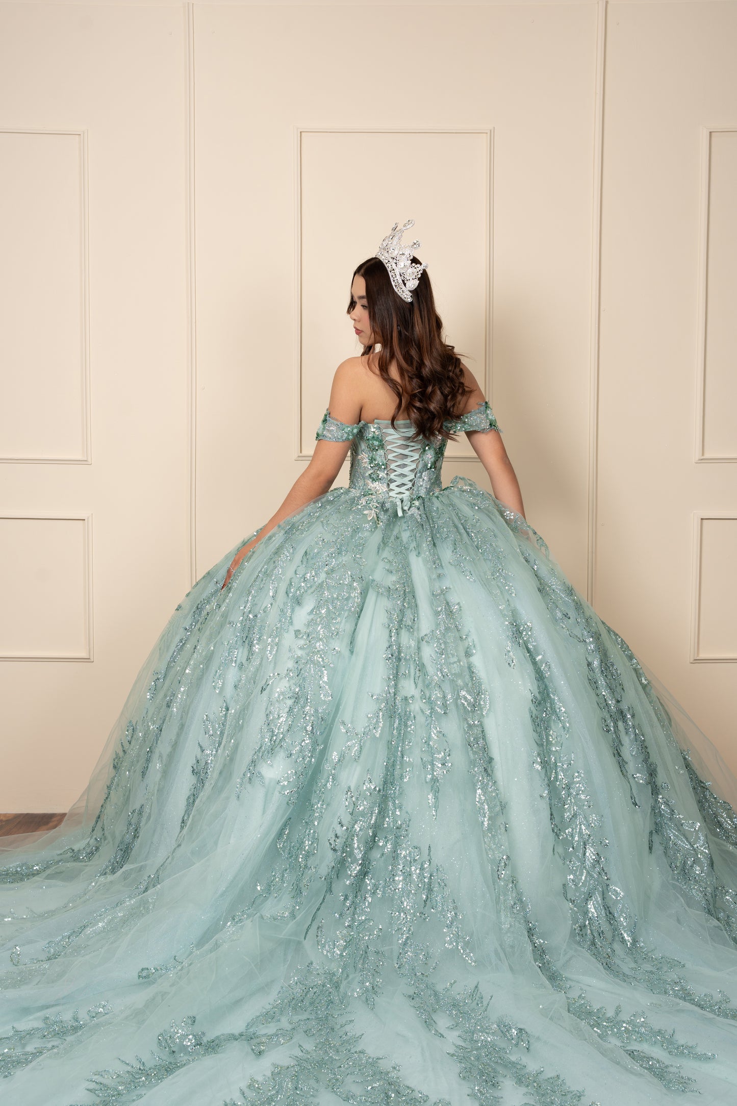 Vestido de XV Años Verde Menta Glitter Con Manga Caída