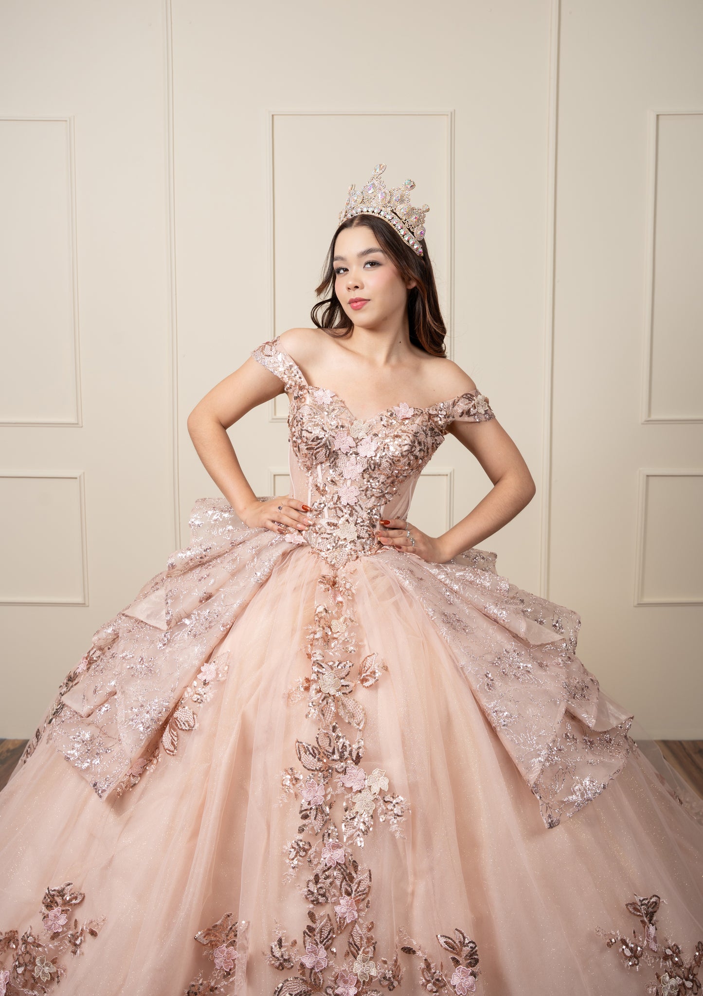 Vestido de XV Años Rose Gold Olanes en Falda con Glitter