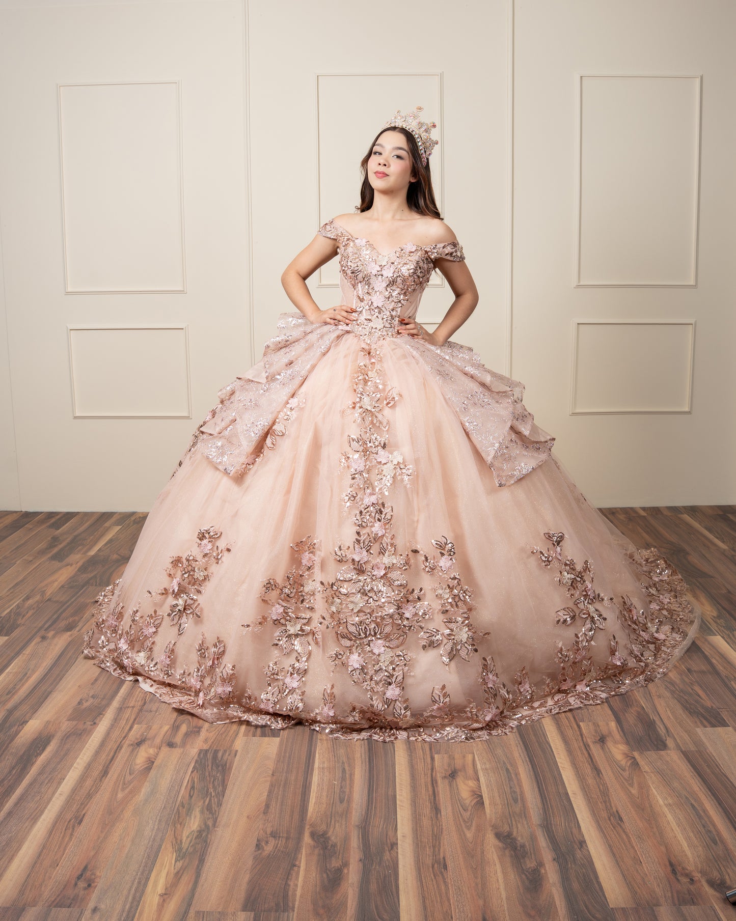 Vestido de XV Años Rose Gold Olanes en Falda con Glitter