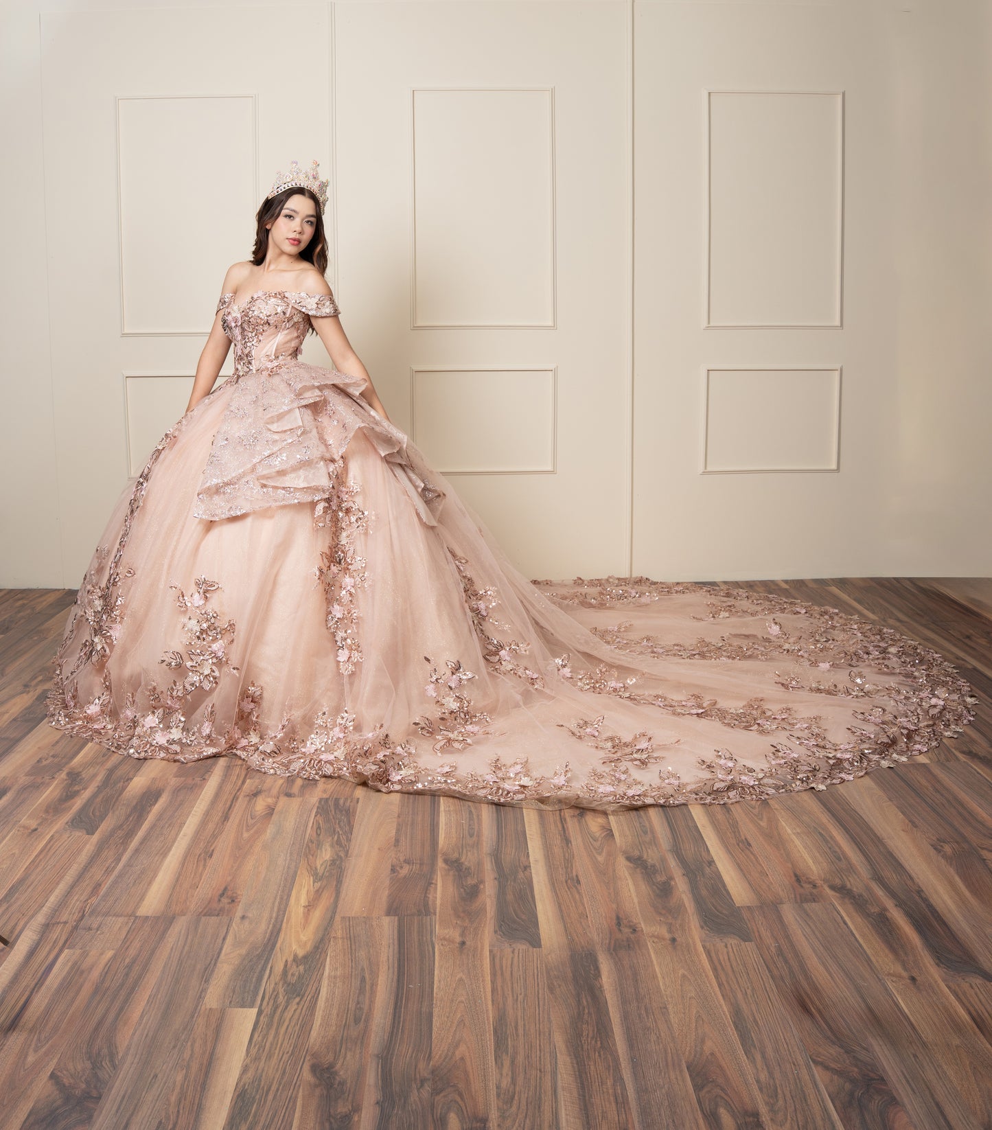 Vestido de XV Años Rose Gold Olanes en Falda con Glitter