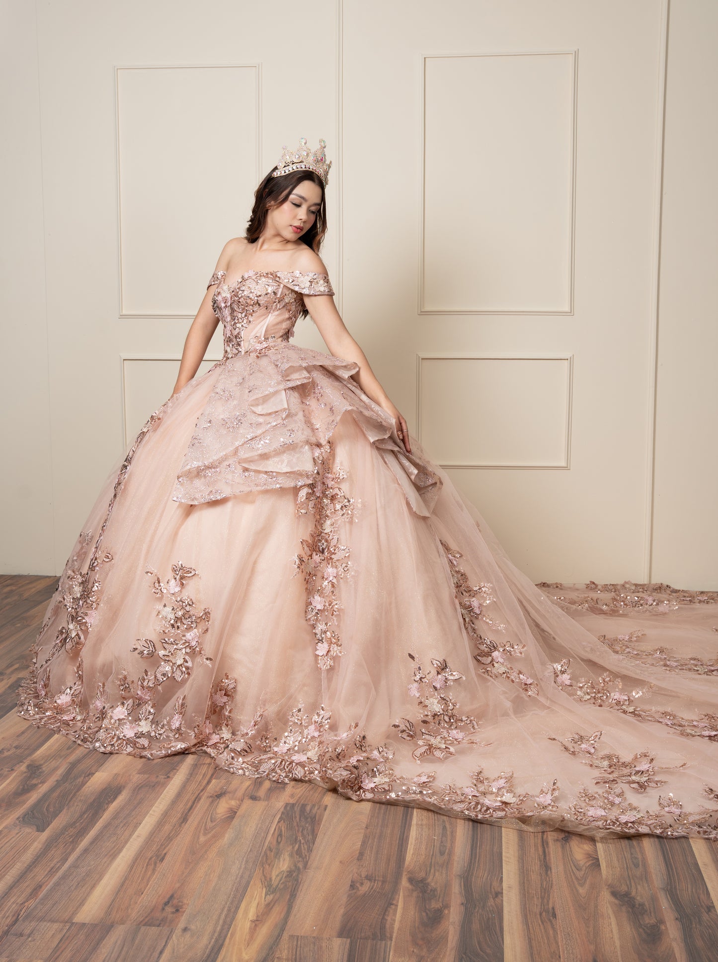 Vestido de XV Años Rose Gold Olanes en Falda con Glitter