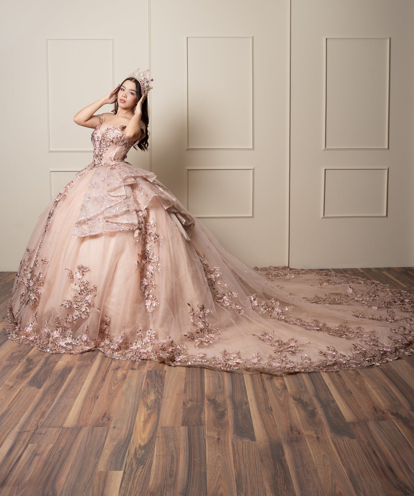 Vestido de XV Años Rose Gold Olanes en Falda con Glitter