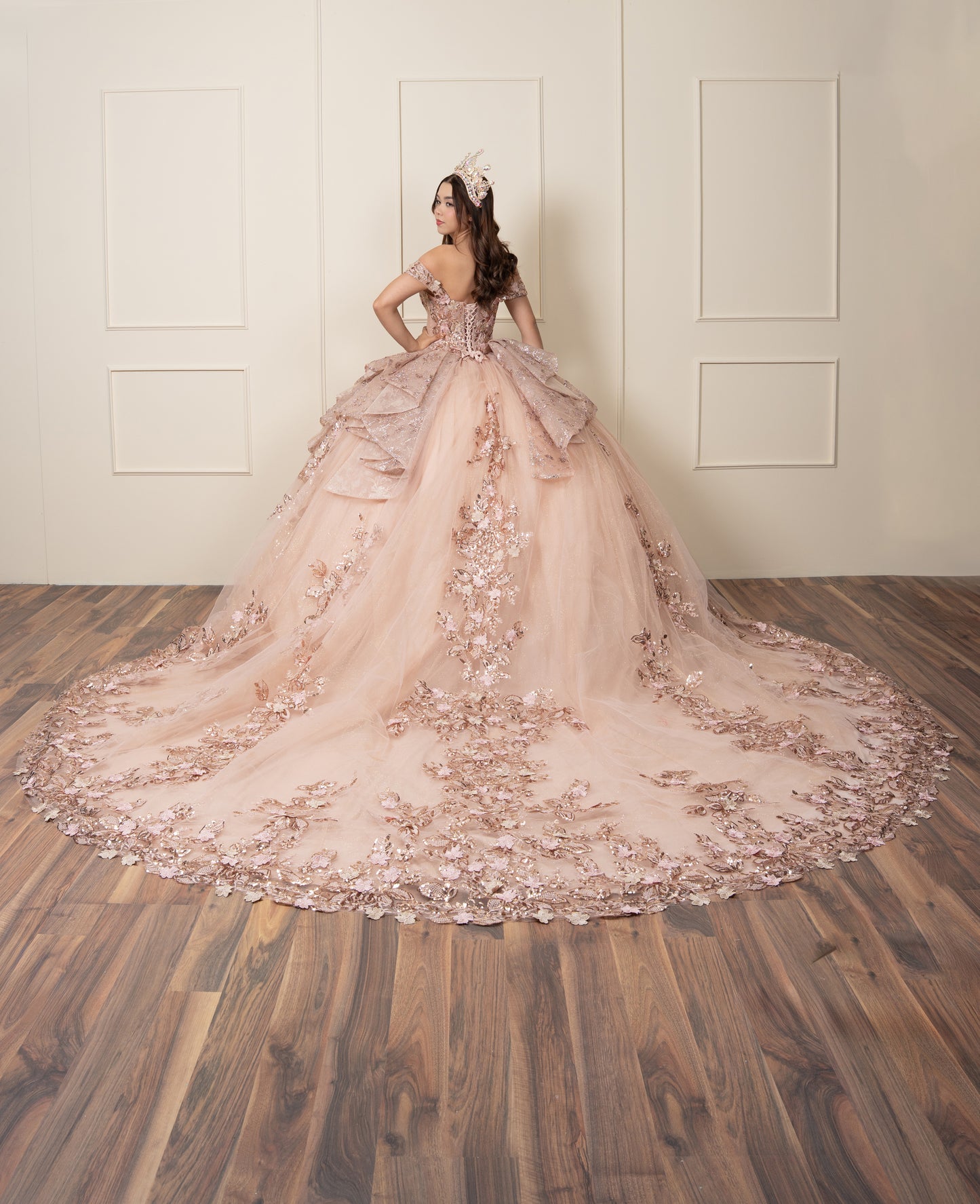 Vestido de XV Años Rose Gold Olanes en Falda con Glitter