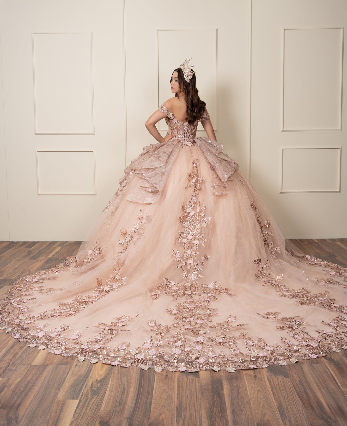 Vestido de XV Años Rose Gold Olanes en Falda con Glitter