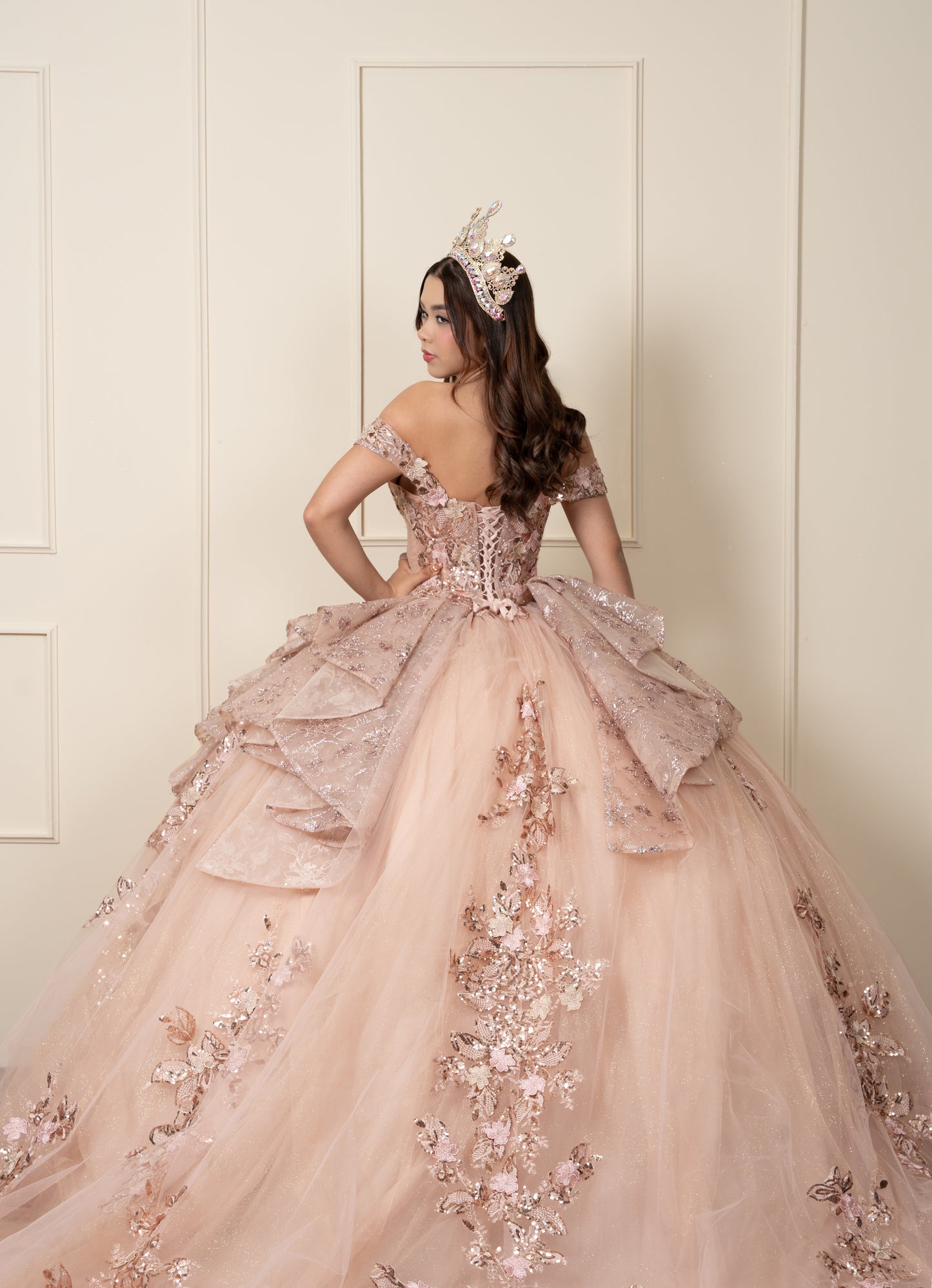 Vestido de XV Años Rose Gold Olanes en Falda con Glitter