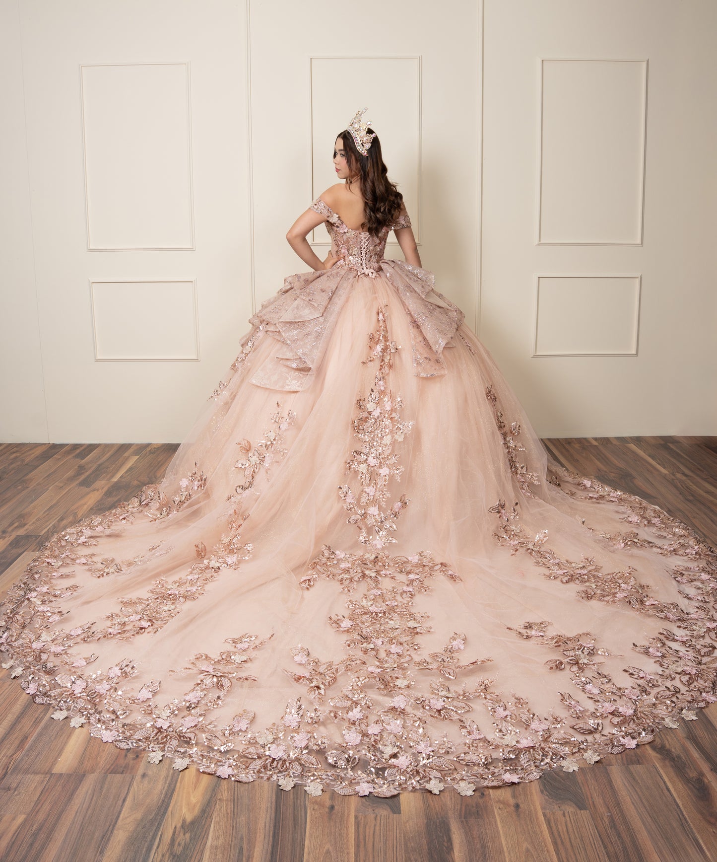 Vestido de XV Años Rose Gold Olanes en Falda con Glitter