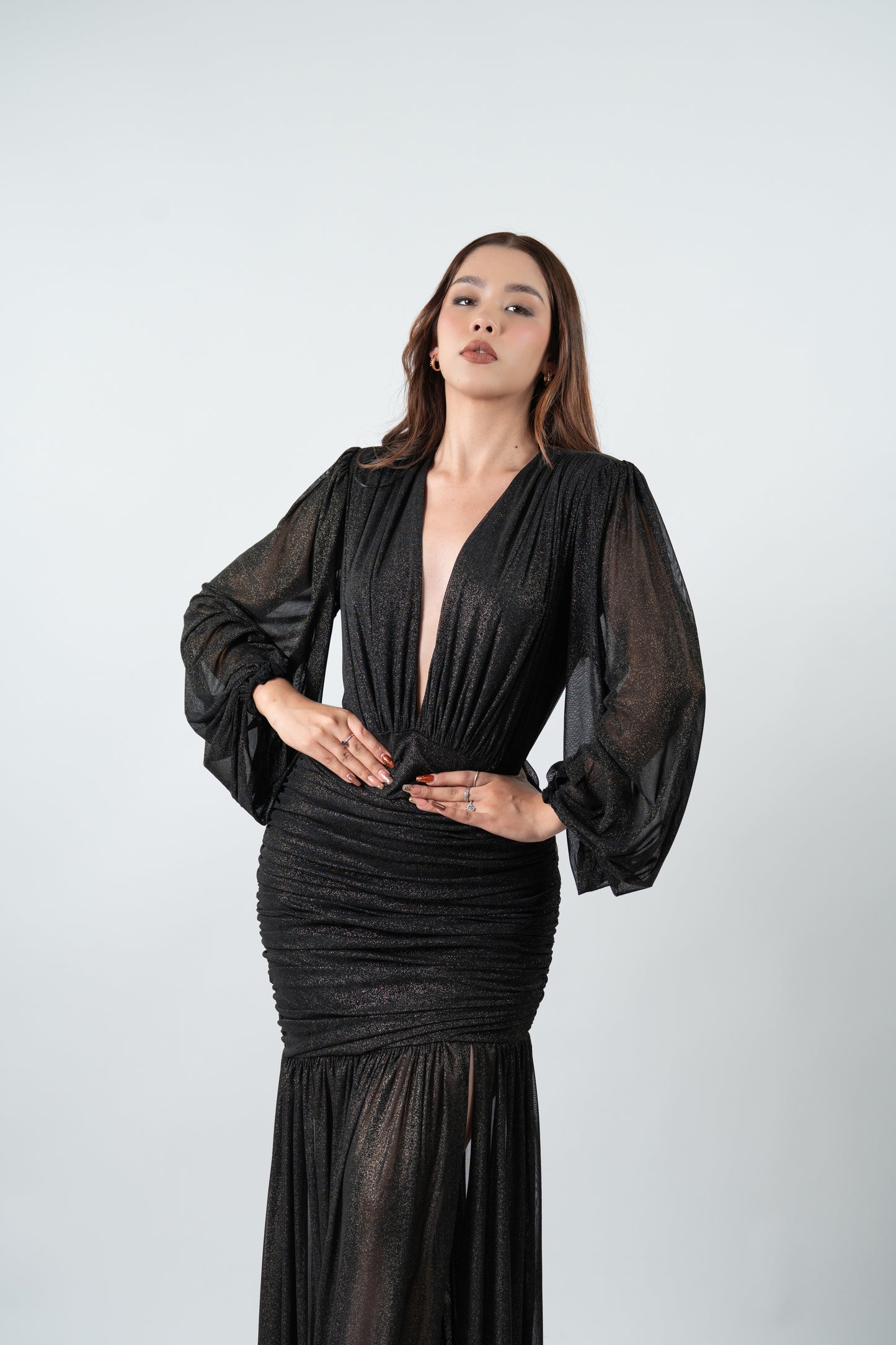 Vestido Negro Tela Brillosa Manga Larga Corrugado