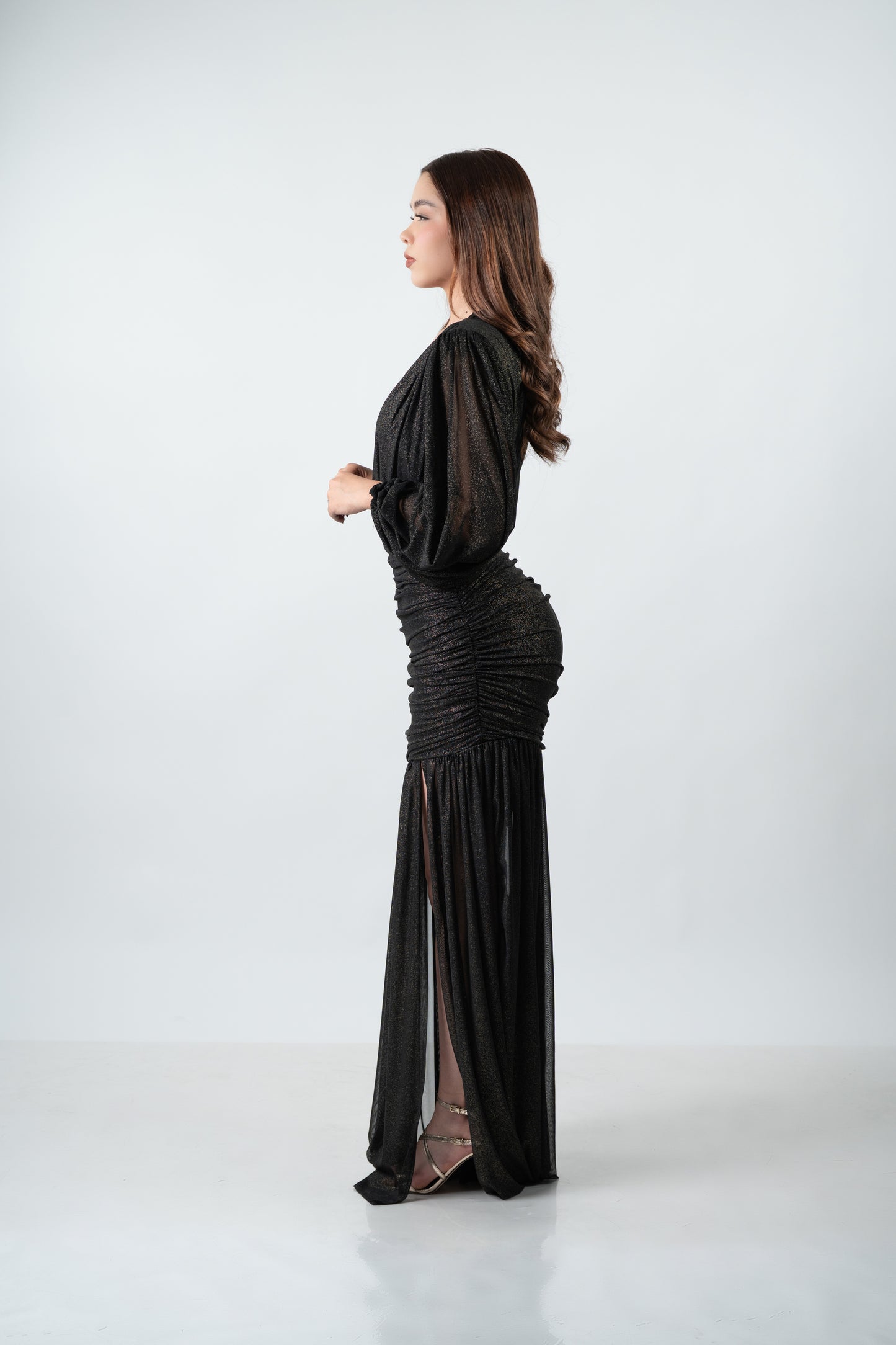 Vestido Negro Tela Brillosa Manga Larga Corrugado