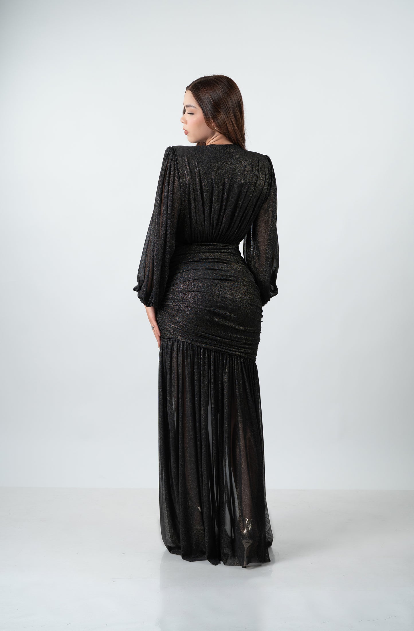 Vestido Negro Tela Brillosa Manga Larga Corrugado