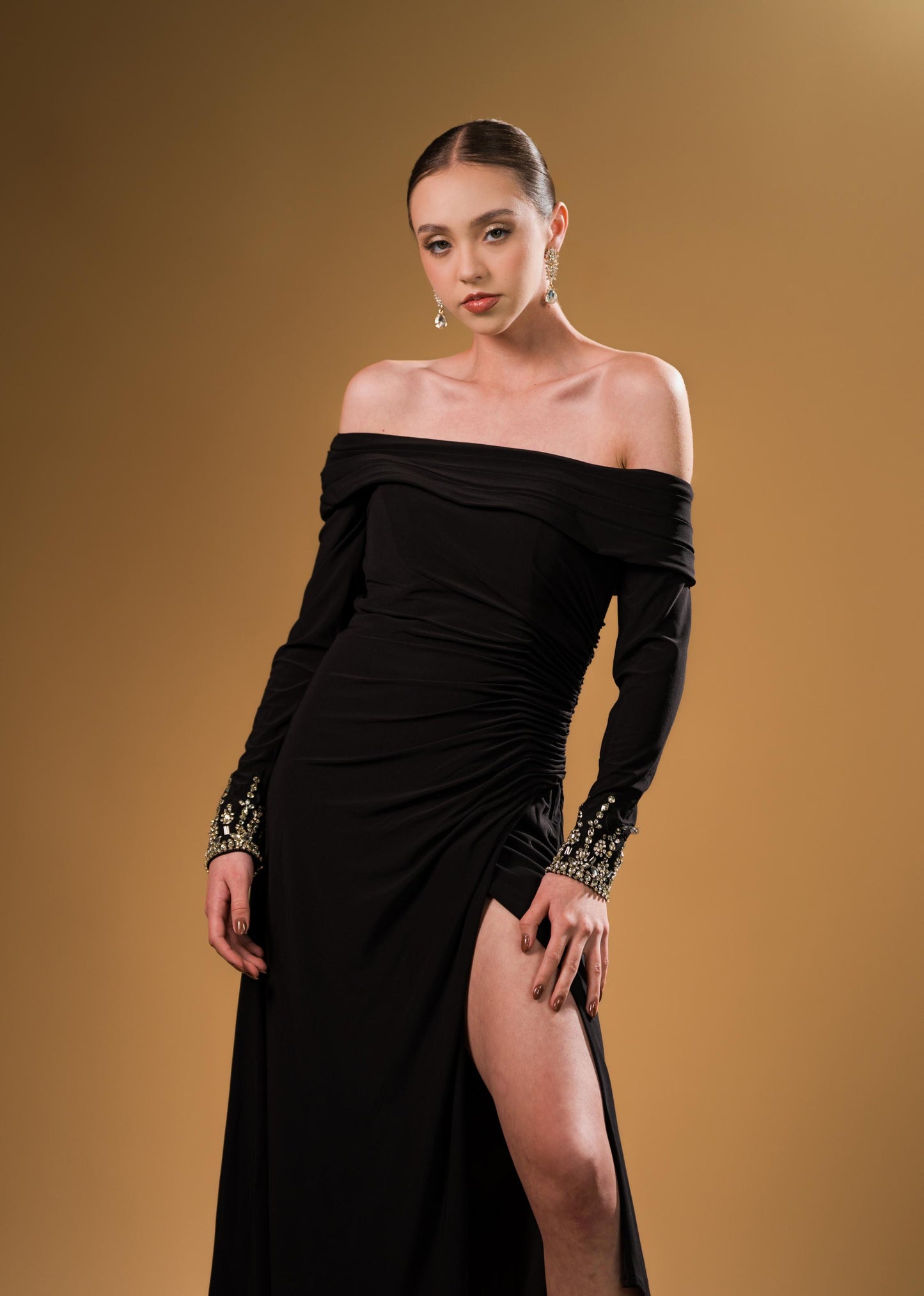 Vestido Negro Midi Detalle Dorado en Manga