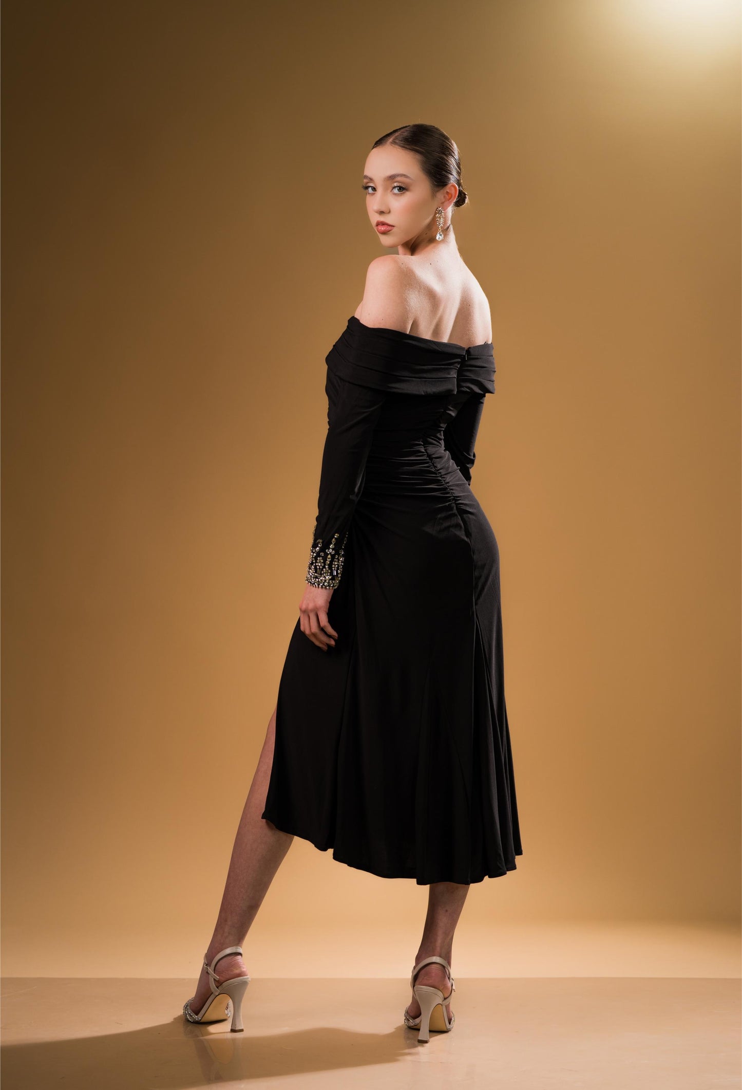 Vestido Negro Midi Detalle Dorado en Manga