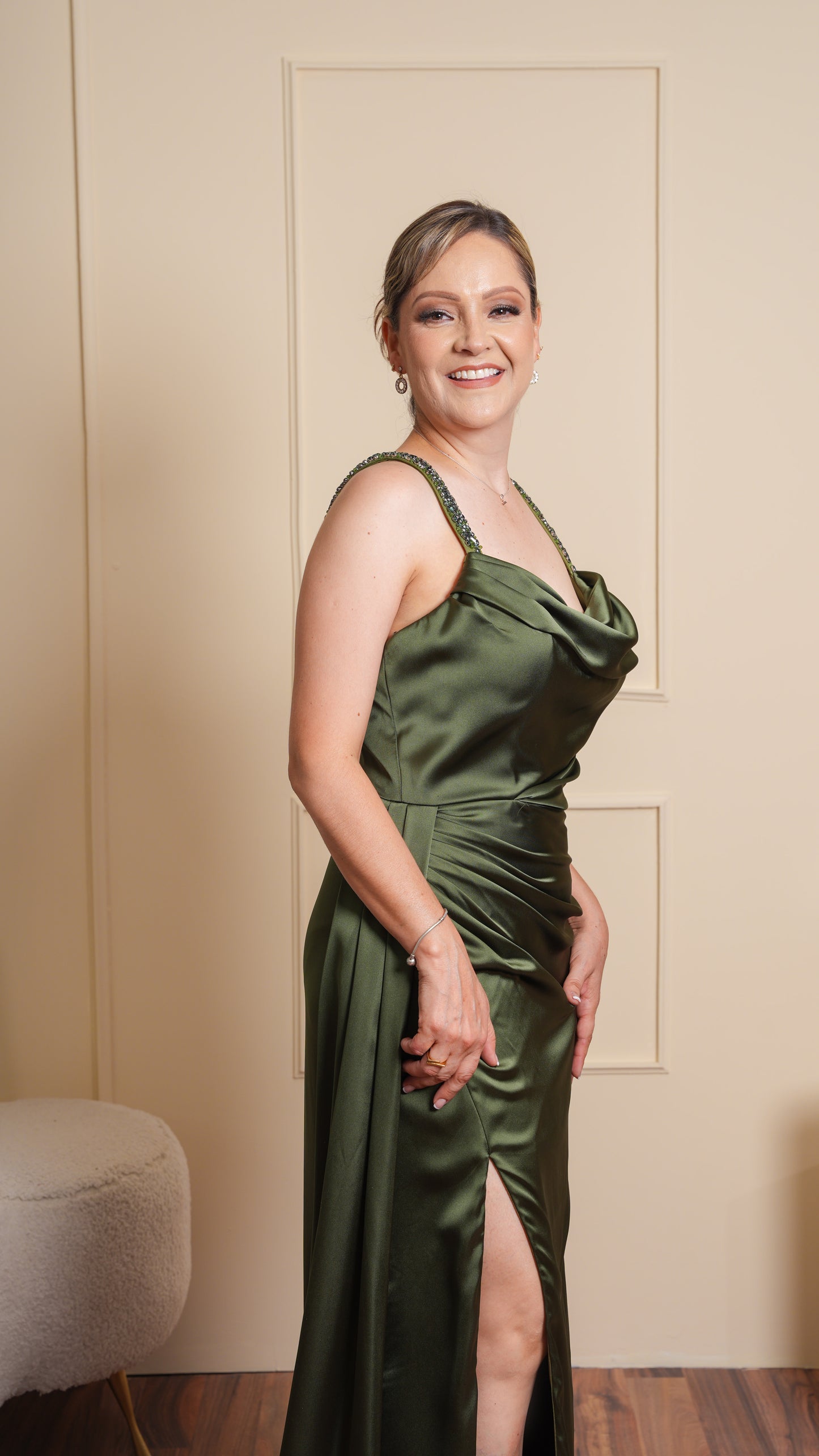 Vestido con Tirantes Con Piedras Liso Con Estola