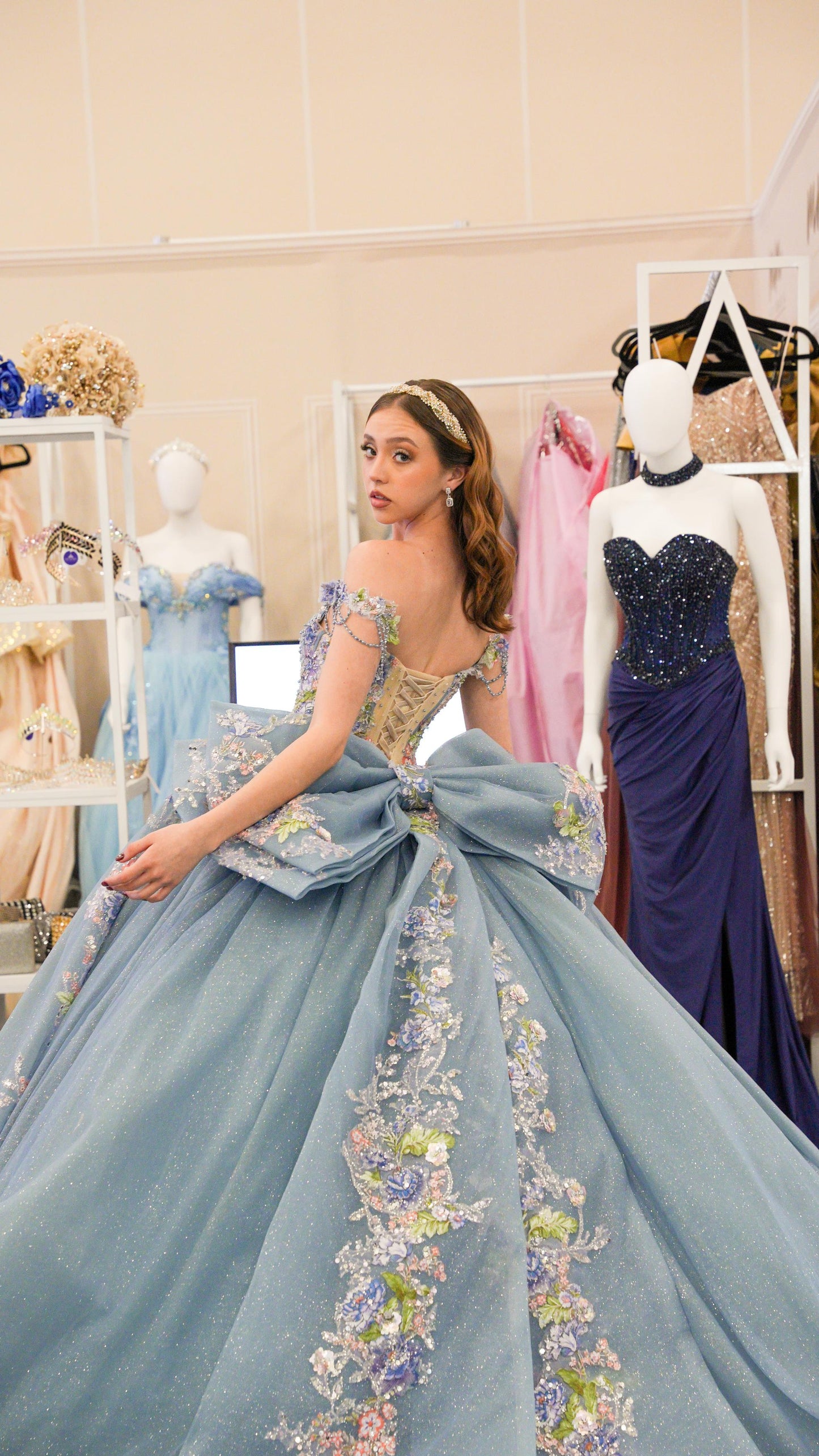 Vestido de XV Años Azul Gris Flores de Pedrería Cadenas en Mangas y Moño