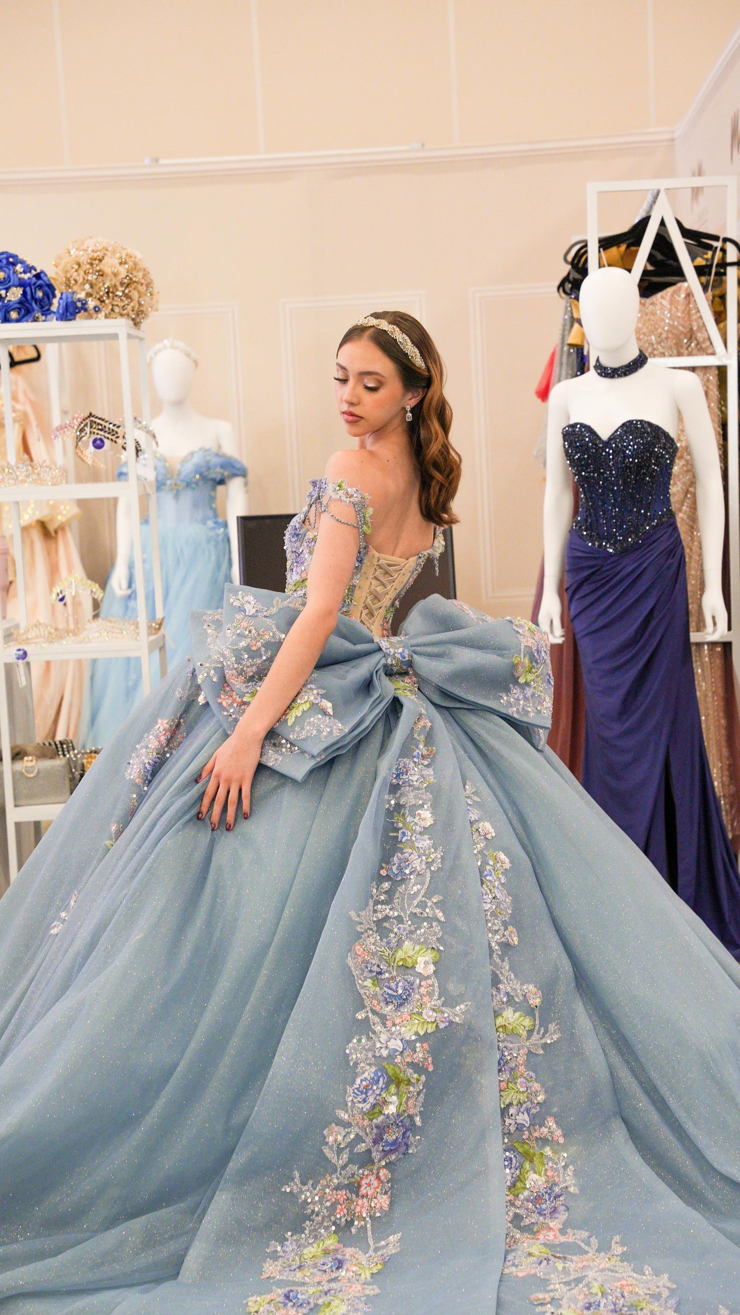 Vestido de XV Años Azul Gris Flores de Pedrería Cadenas en Mangas y Moño