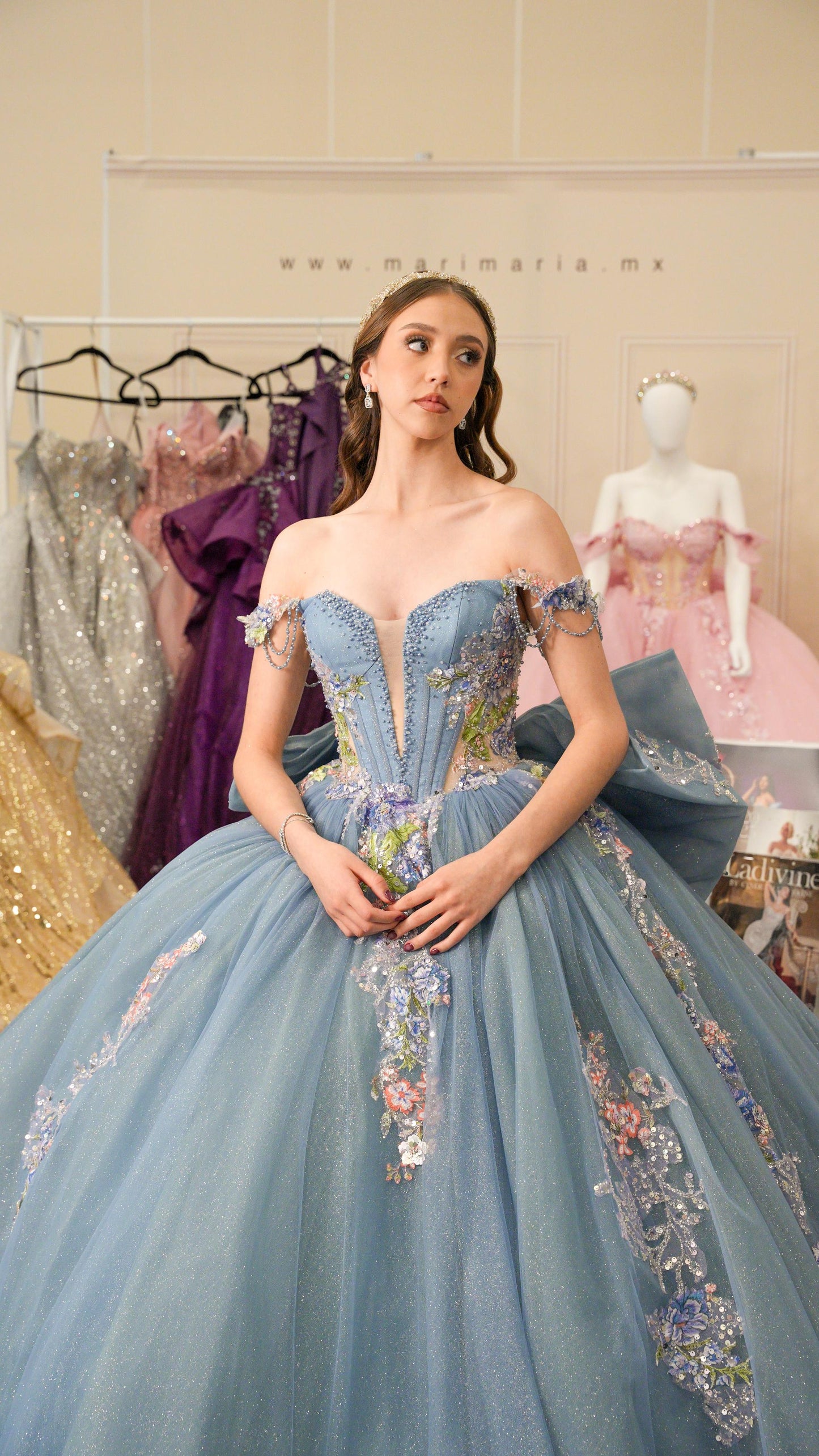 Vestido de XV Años Azul Gris Flores de Pedrería Cadenas en Mangas y Moño