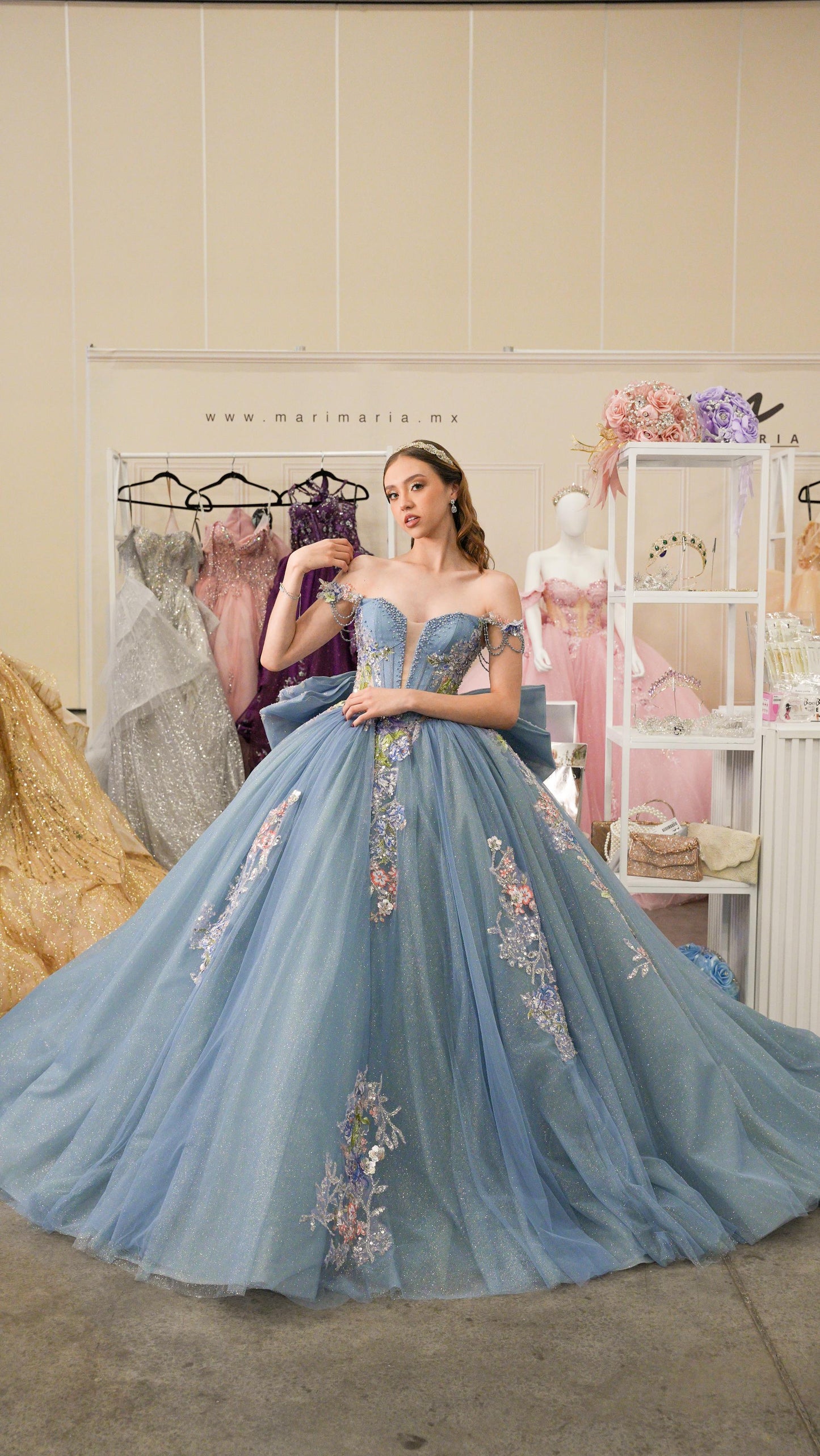 Vestido de XV Años Azul Gris Flores de Pedrería Cadenas en Mangas y Moño