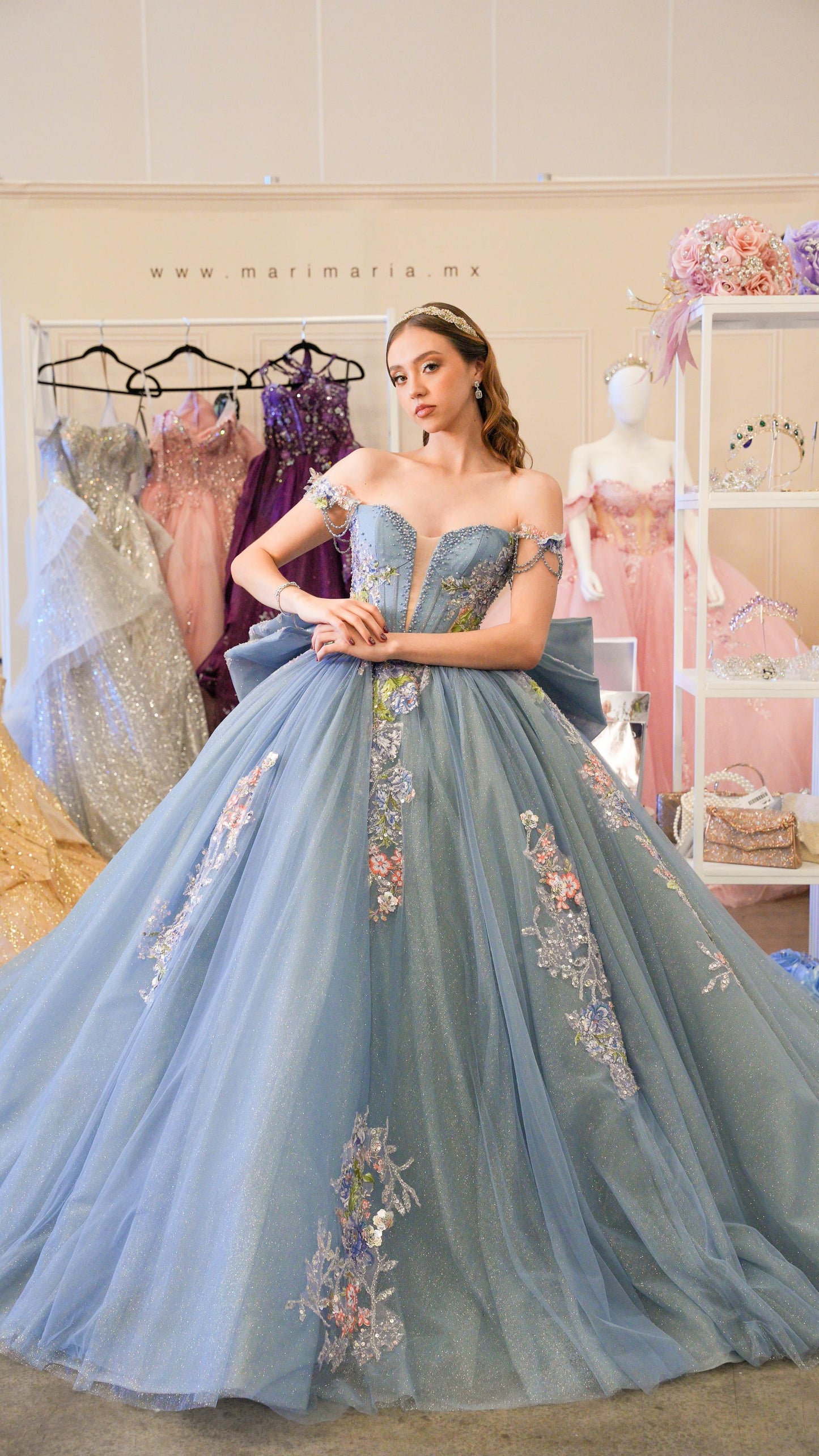 Vestido de XV Años Azul Gris Flores de Pedrería Cadenas en Mangas y Moño