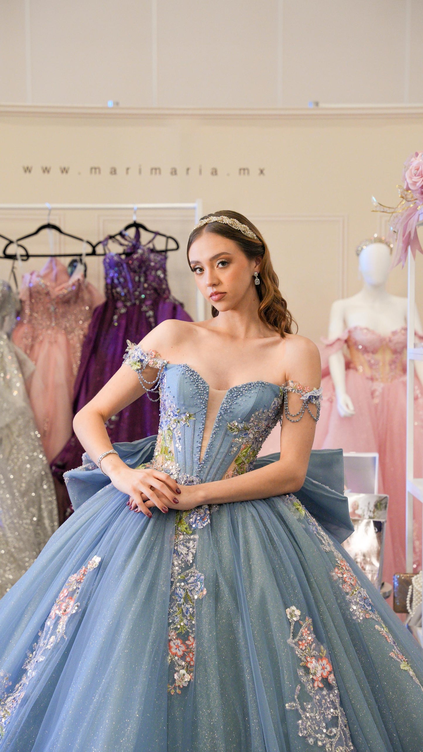 Vestido de XV Años Azul Gris Flores de Pedrería Cadenas en Mangas y Moño