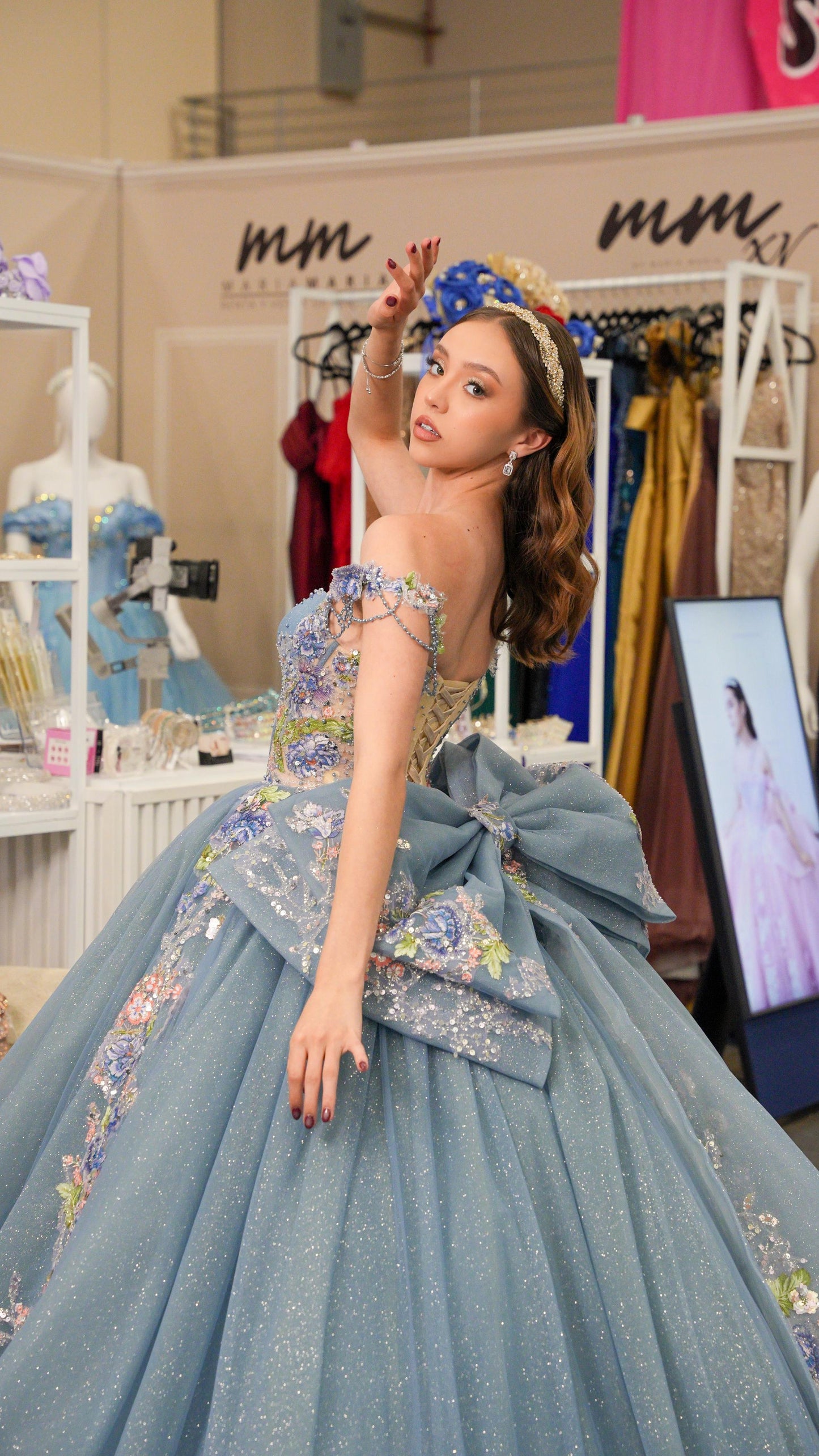 Vestido de XV Años Azul Gris Flores de Pedrería Cadenas en Mangas y Moño