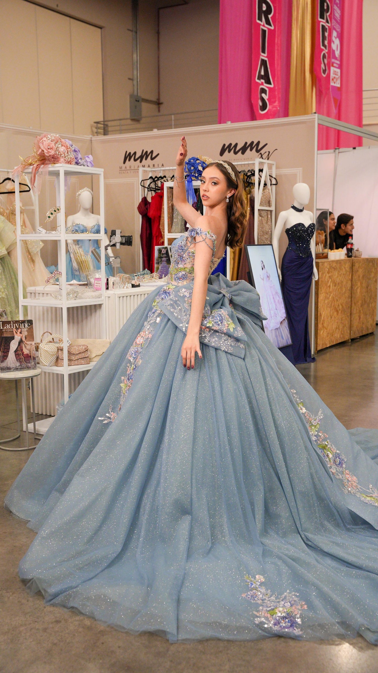 Vestido de XV Años Azul Gris Flores de Pedrería Cadenas en Mangas y Moño