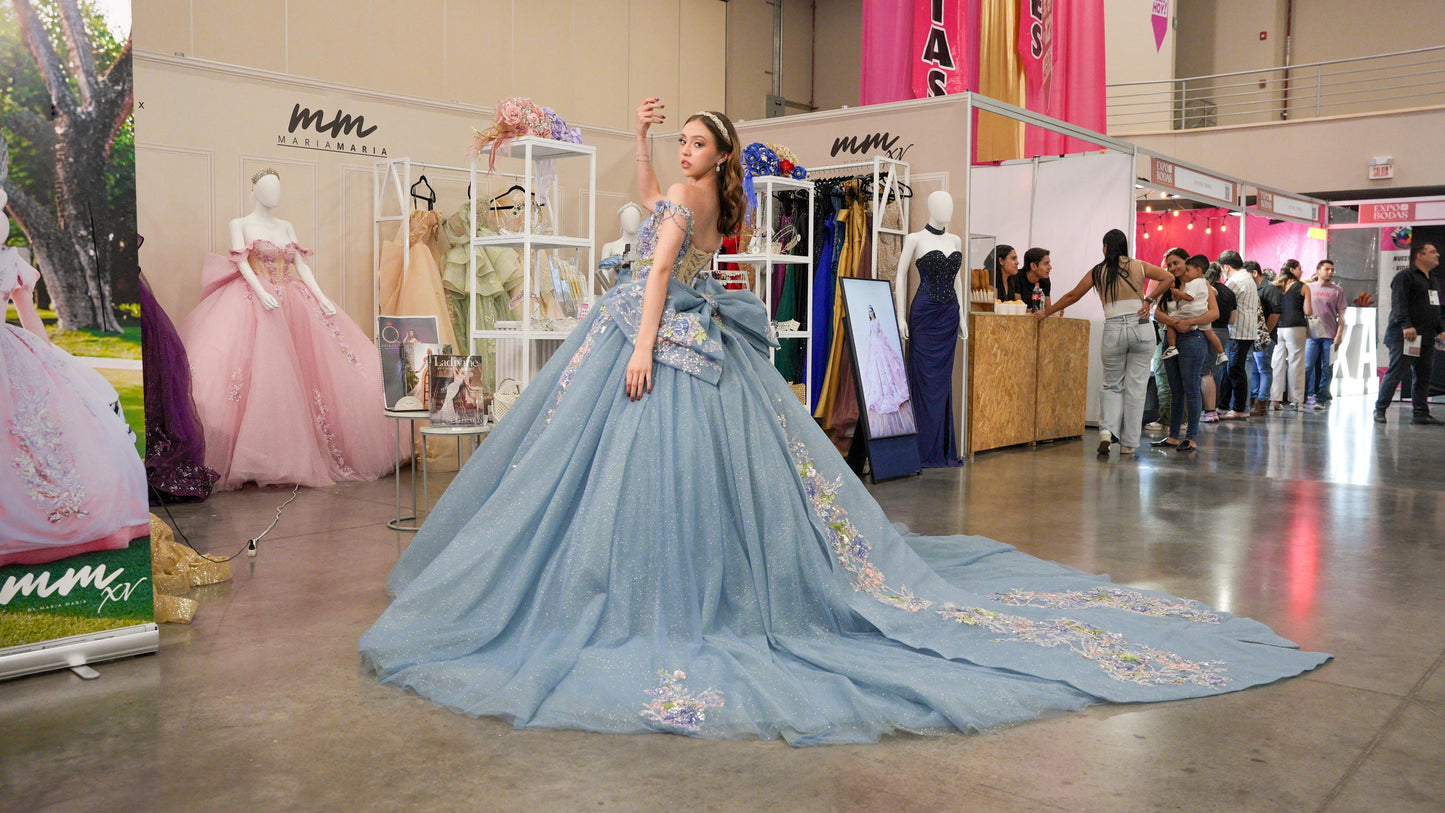 Vestido de XV Años Azul Gris Flores de Pedrería Cadenas en Mangas y Moño