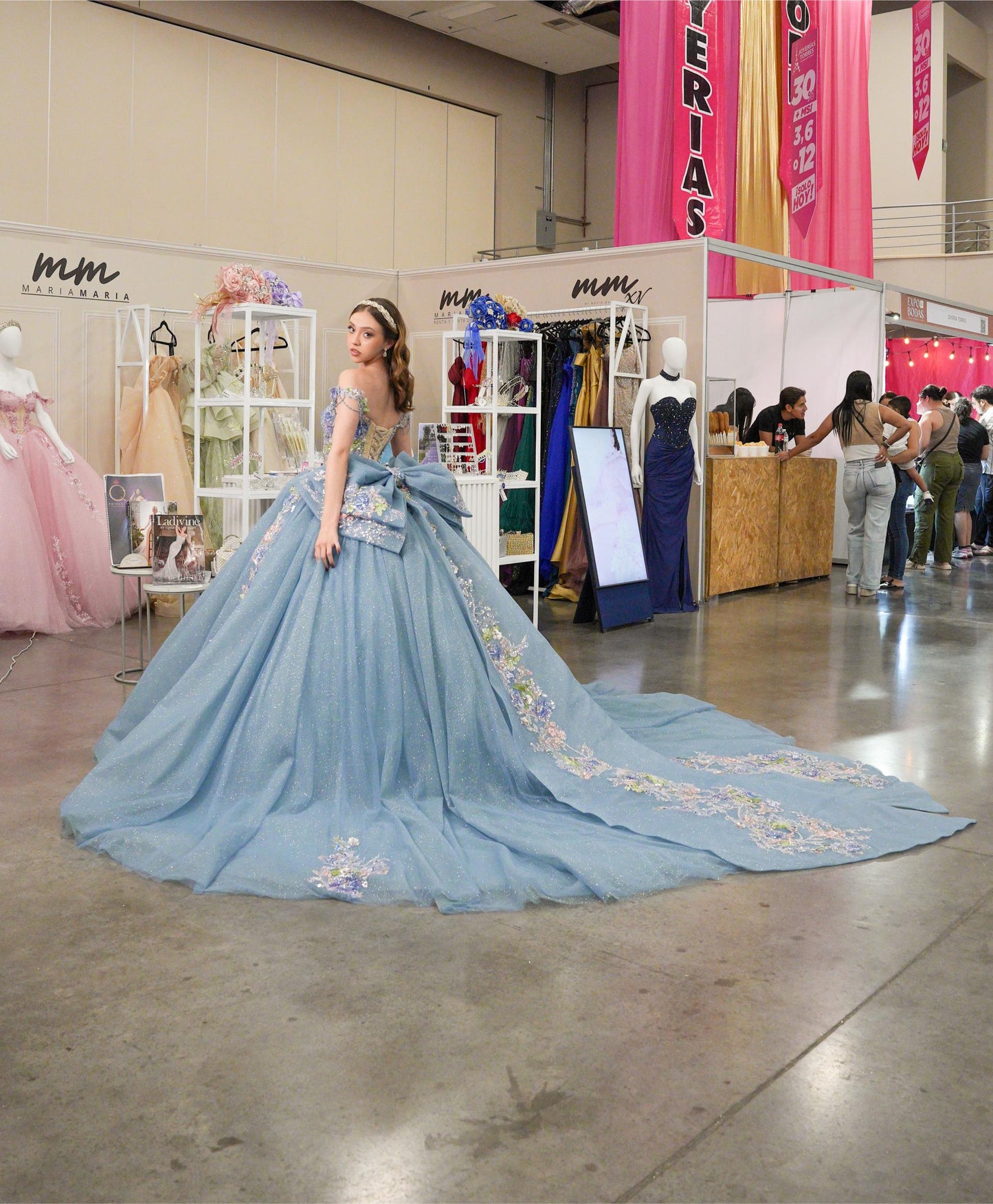 Vestido de XV Años Azul Gris Flores de Pedrería Cadenas en Mangas y Moño