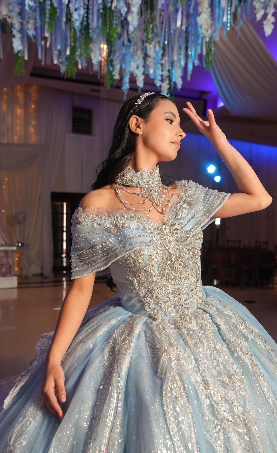 Vestido de XV Años Azul Cielo con Glitter Plateado Cauda con Olan